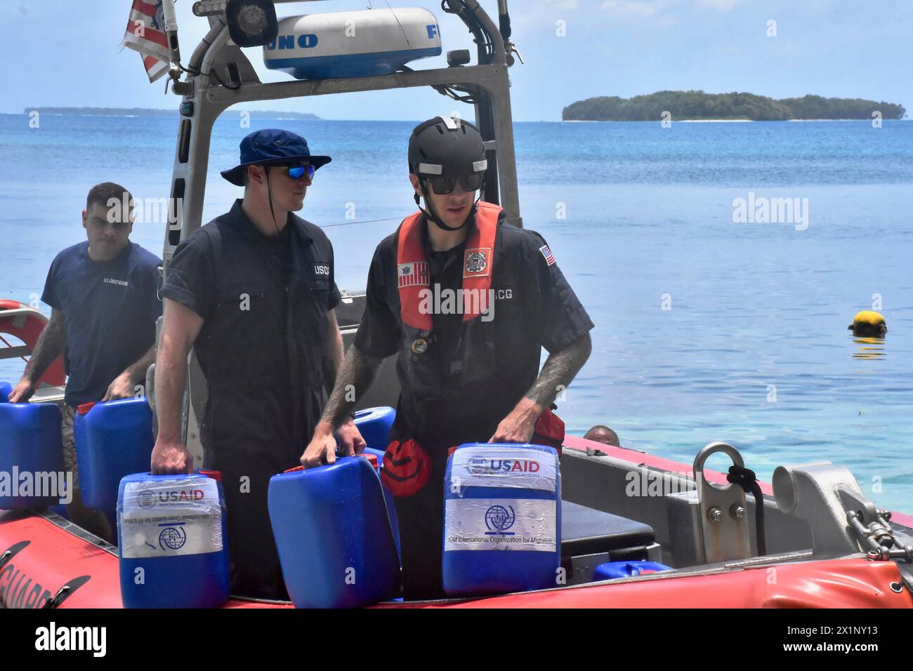 Woleai, Micronesia, Stati Federati di. 12 aprile 2024. L'equipaggio della taglierina a risposta rapida classe Sentinel USCGC Oliver Henry fornisce acqua dolce e un sistema di osmosi inversa per alleviare la carenza di acqua potabile dovuta alla siccità sulla remota isola, 12 aprile 2024 a Woleai, Stato di Yap, Stati Federati di Micronesia. Crediti: CWO Sara Muir/USCG/Alamy Live News Foto Stock