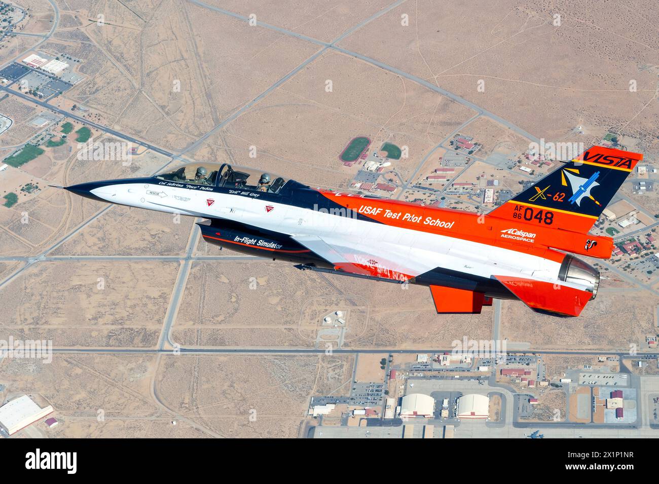 Edwards Air Force base, Stati Uniti. 26 agosto 2022. Il General Dynamics X-62 VISTA, Variable in-Flight Stability test Aircraft vola sopra la Edwards Air Force base, il 26 agosto 2022 a Palmdale, California. L'aeromobile utilizza algoritmi di intelligenza artificiale, tra cui il sistema Skyborg, che consente operazioni pilotate autonomamente. Credito: TSgt. Kyle Brasier/Stati Uniti Air Force/Alamy Live News Foto Stock