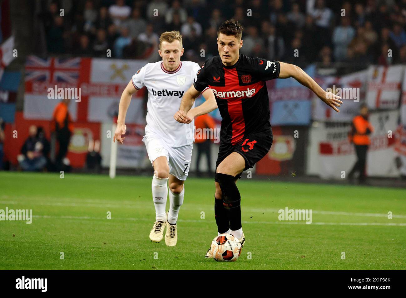 Leverkusen, Deutschland, UEFA Europa League, Bayer 04 Leverkusen : West Ham United FC 2-0 Viertelfinale, quarti di finale 11. 04. 2024 nella der Bay Arena di Leverkusen James WARD - PROWSE (WHU) li.- und Patrik SCHICK (LEV) Re.- foto: Norbert Schmidt, Duesseldorf Foto Stock