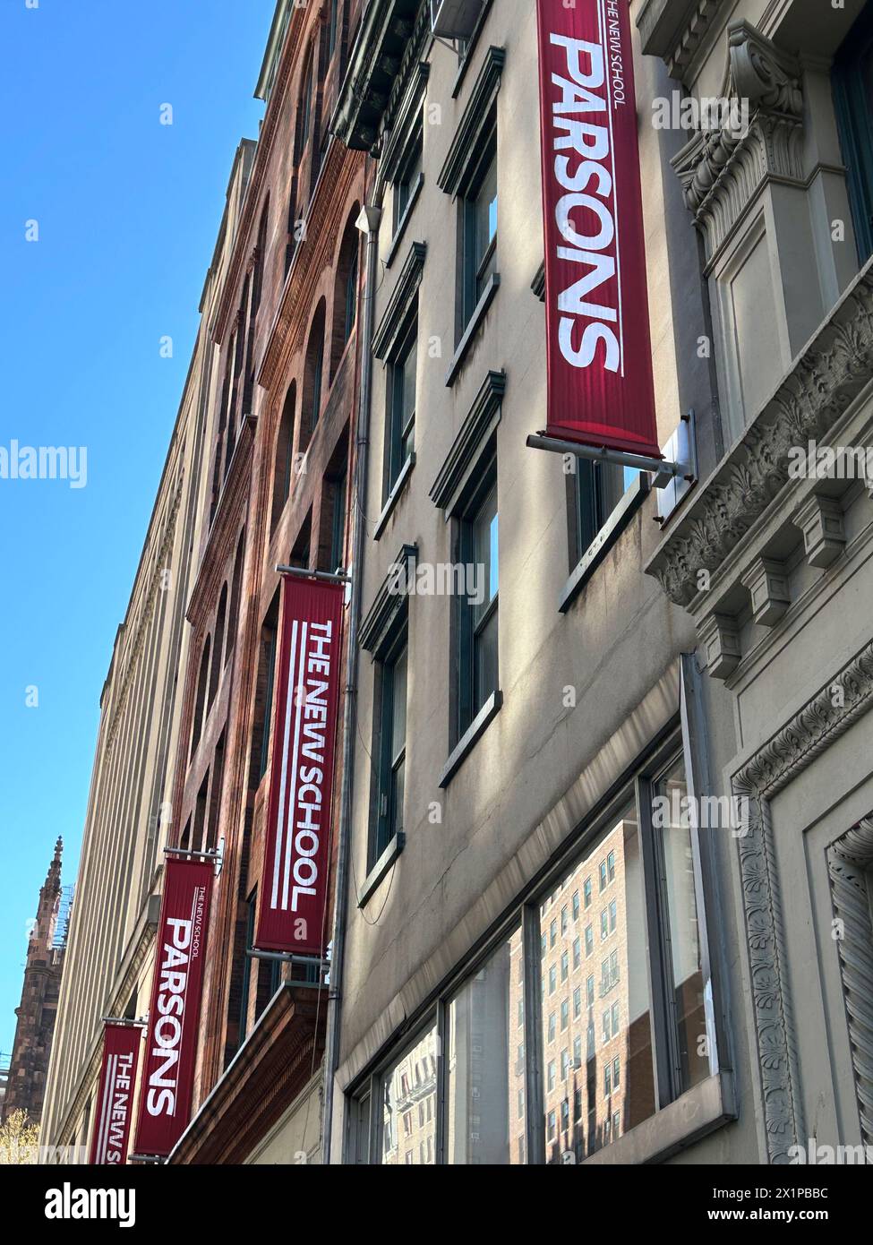Parsons School of Design, vista esterna ad angolo basso, The New School, Fifth Avenue, New York City, New York, STATI UNITI Foto Stock