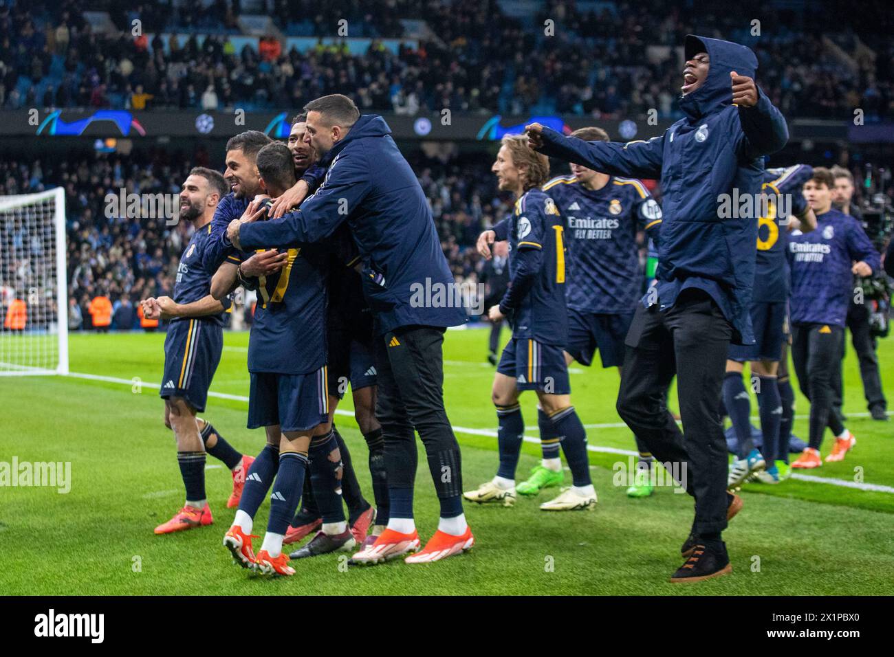 I giocatori del Real Madrid festeggiano la vittoria durante la partita di 2a tappa dei quarti di finale di UEFA Champions League tra Manchester City e Real Madrid all'Etihad Stadium di Manchester, mercoledì 17 aprile 2024. (Foto: Mike Morese | mi News) crediti: MI News & Sport /Alamy Live News Foto Stock