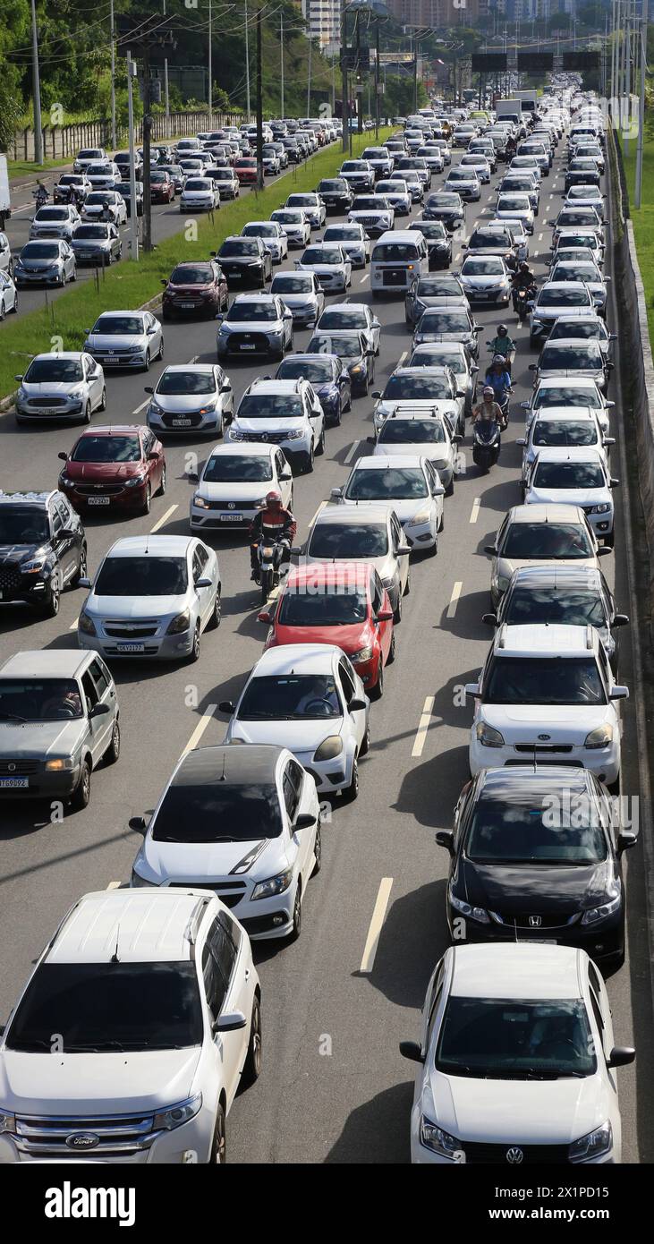 salvador, bahia, brasile - 29 febbraio 2024: Vista del movimento dei veicoli nel traffico nella città di Salvador. Foto Stock