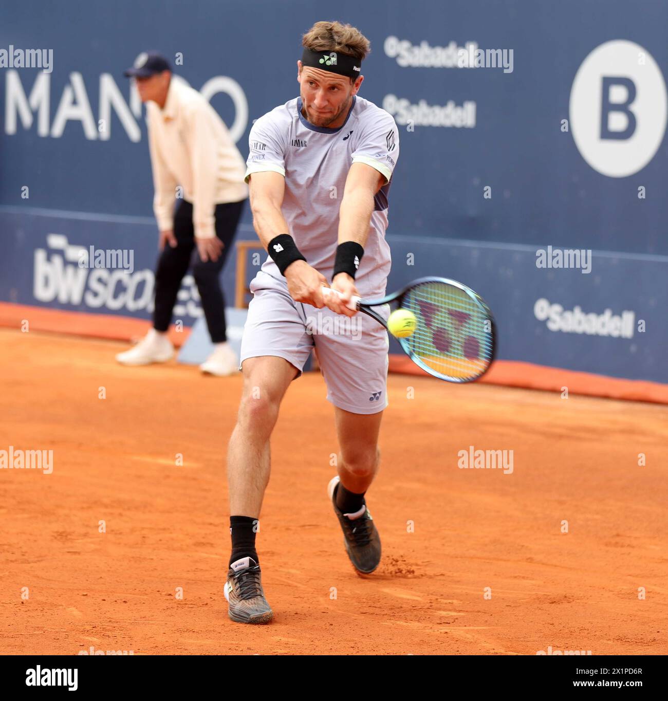 Sabadell, Barcellona, Spagna. 17 aprile 2024. Barcellona Spagna 17.04.2024 Casper Ruud (Norvegia) controlla il pallone nella partita tra Casper Ruud (Norvegia) e Alexandre Muller (Francia) durante il giorno 5 del Barcelona Open Banc Sabadell godo il 17 aprile 2024 a Barcellona. (Credit Image: © Xavi Urgeles/ZUMA Press Wire) SOLO PER USO EDITORIALE! Non per USO commerciale! Foto Stock