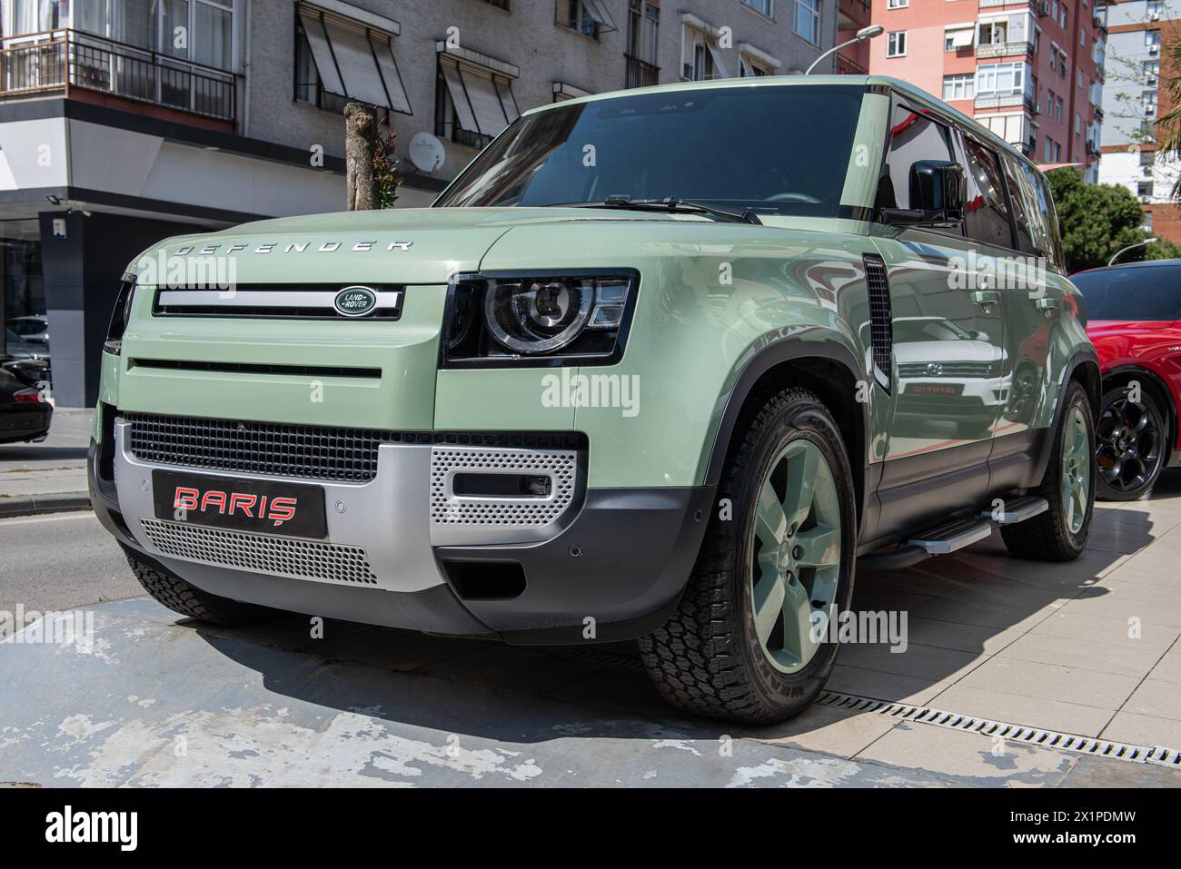 ISTANBUL, TURCHIA - 12 APRILE 2024: Land Rover Defender in esposizione. I veicoli fuoristrada di costruzione britannica, polivalenti e potenti hanno avuto voce in capitolo Foto Stock