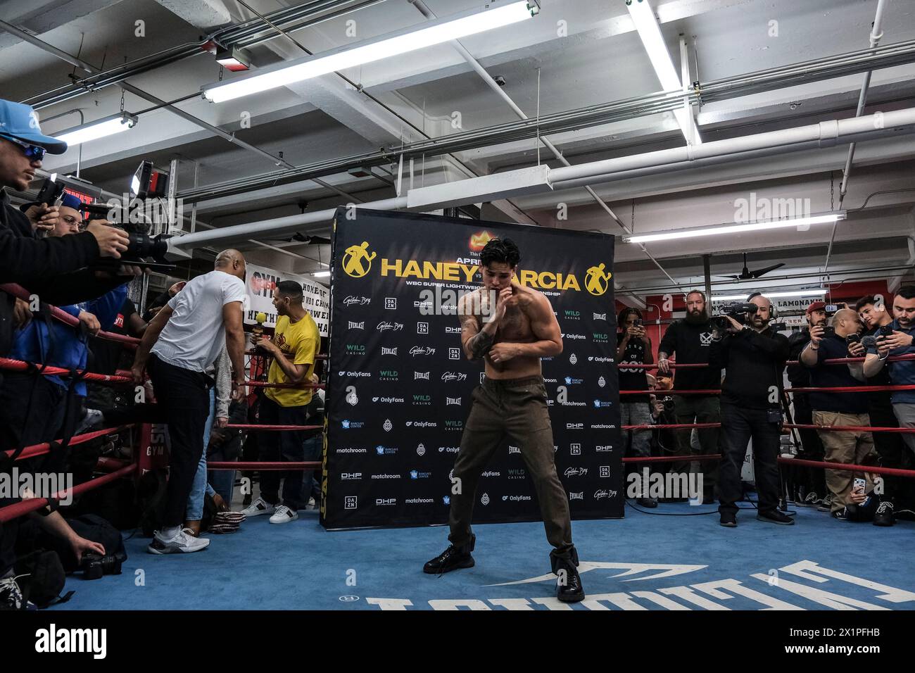 New York, Stati Uniti. 17 aprile 2024. Ryan Garcia fa da shadowbox all'allenamento mediatico per il suo combattimento con il campione WBC super leggero Devin Haney. (Credit Image: © Adam DelGiudice/ZUMA Press Wire) SOLO PER USO EDITORIALE! Non per USO commerciale! Foto Stock