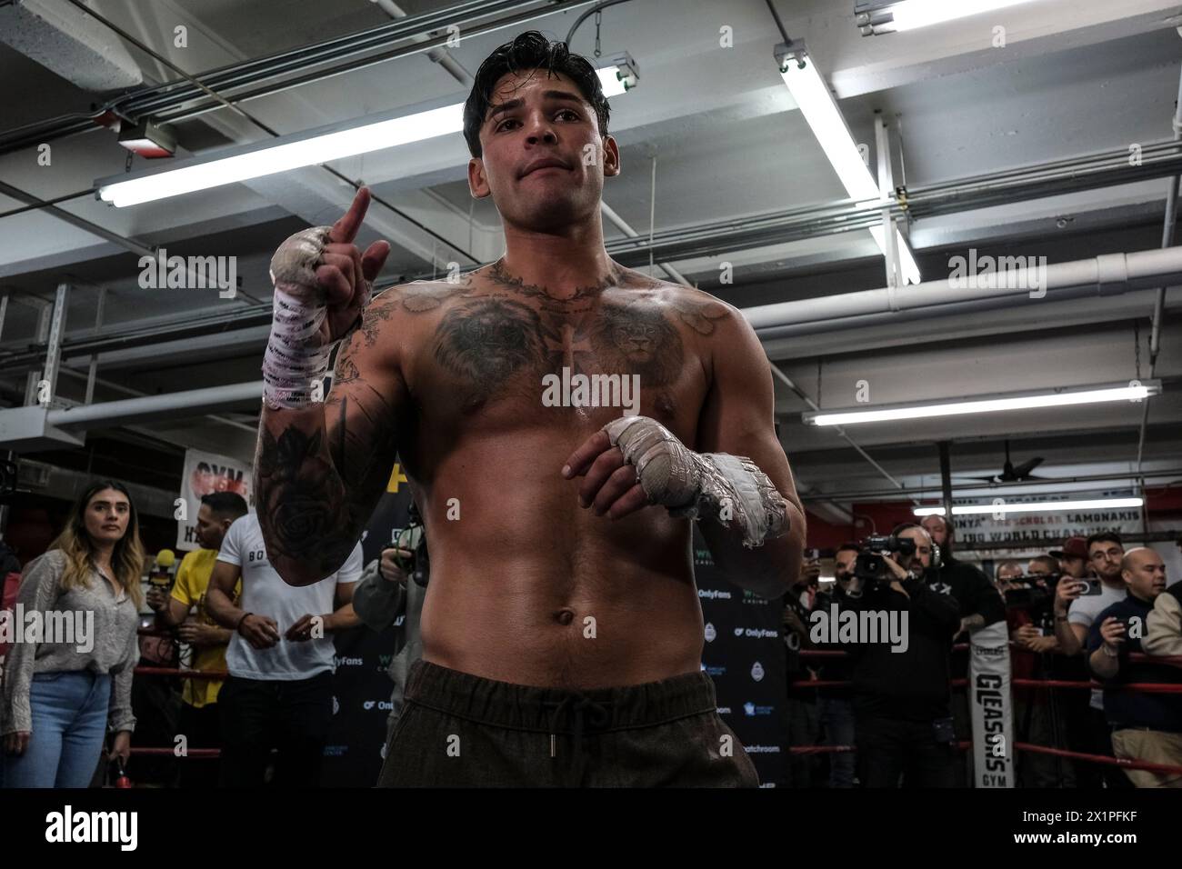 New York, Stati Uniti. 17 aprile 2024. Ryan Garcia si rivolge ai media e a coloro che sono presenti all'allenamento dei media per il suo combattimento con il campione WBC super leggero Devin Haney. (Credit Image: © Adam DelGiudice/ZUMA Press Wire) SOLO PER USO EDITORIALE! Non per USO commerciale! Foto Stock