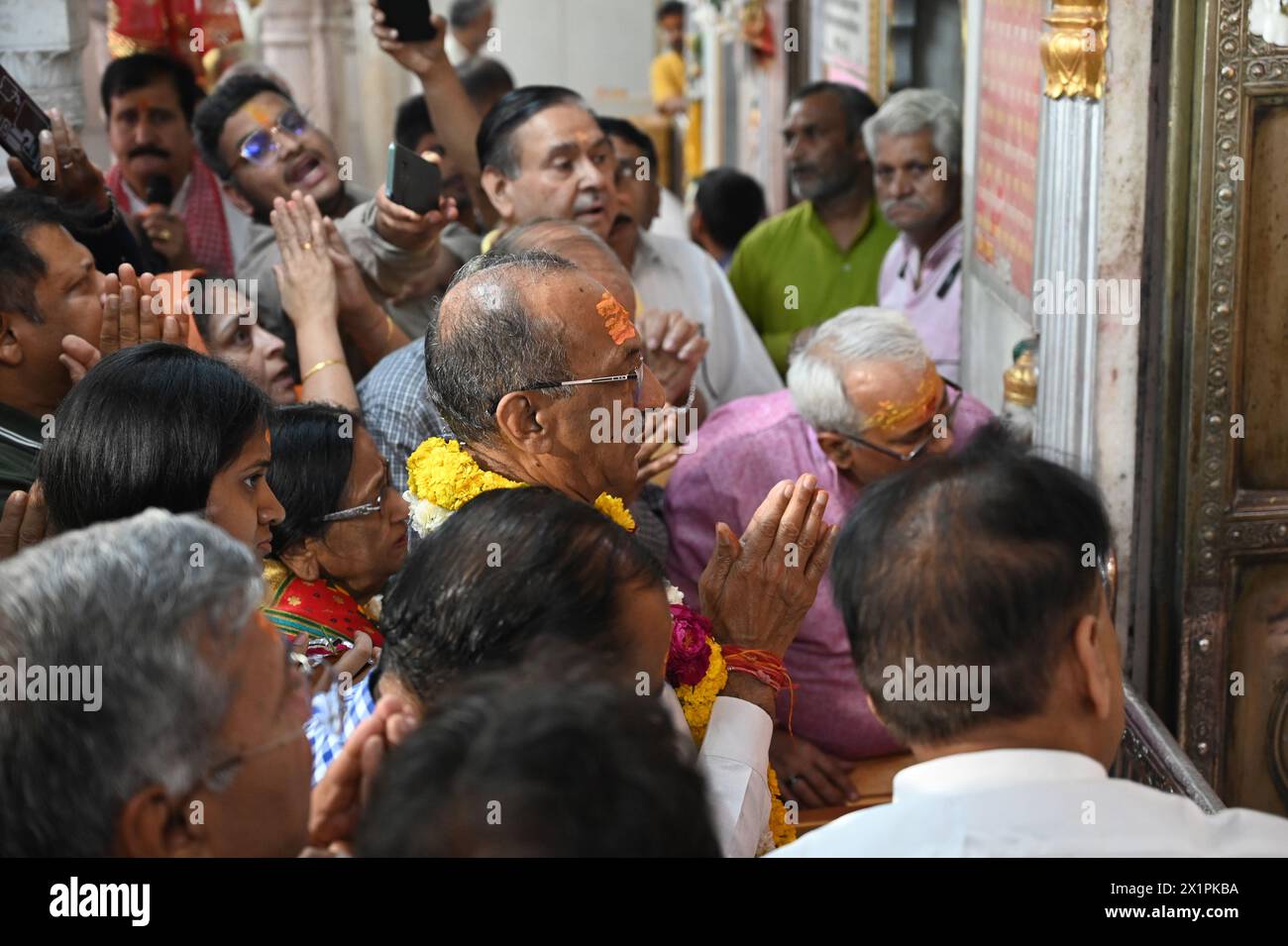 India. 17 aprile 2024. NUOVA DELHI, INDIA - 17 APRILE: Jai Prakash Agarwal, candidato al Congresso Chandni Chowk Lok Sabha, insieme alla sua famiglia, in occasione di RAM Navami, andare a prendere benedizioni a Gauri Shankar Mandir, Chandni Chowk il 17 aprile 2024 a nuova Delhi, India. (Foto di Sonu Mehta/Hindustan Times/Sipa USA) credito: SIPA USA/Alamy Live News Foto Stock