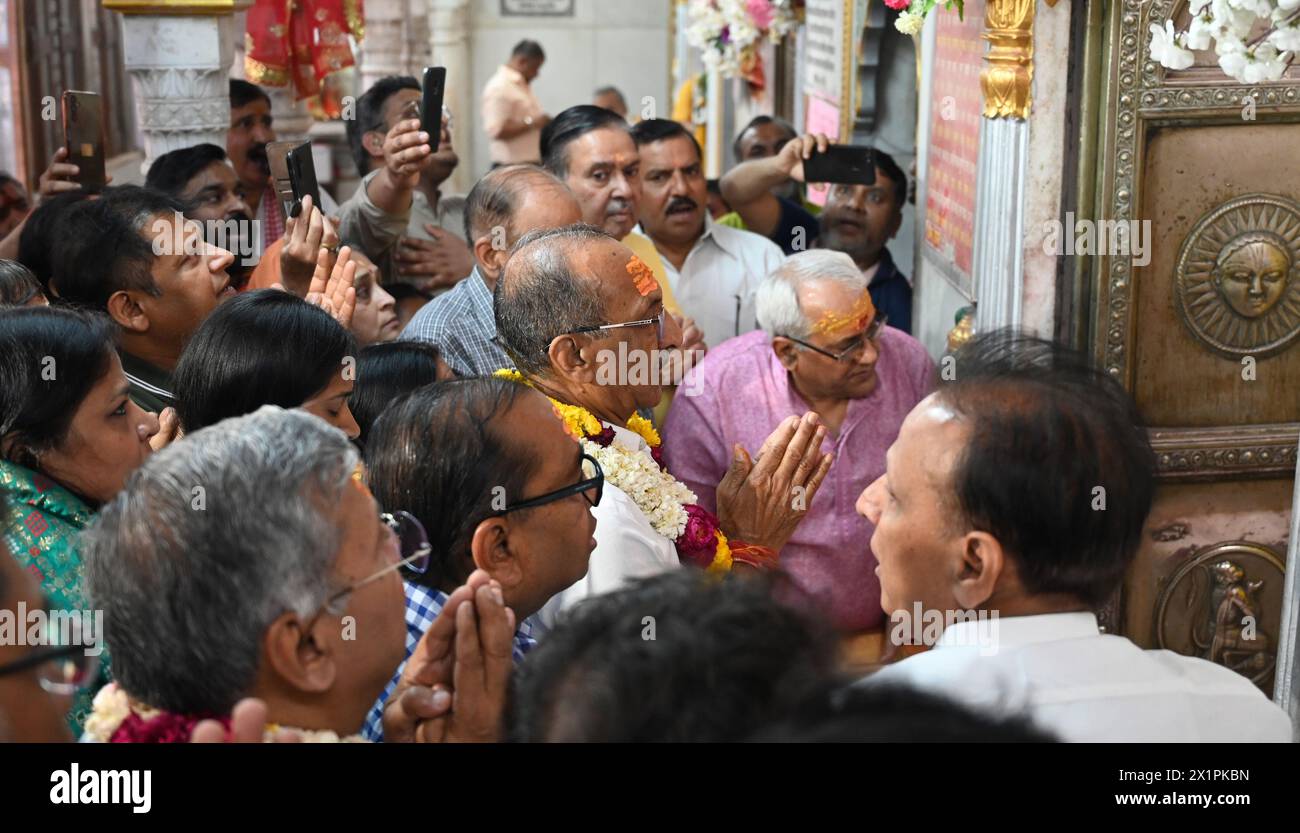 India. 17 aprile 2024. NUOVA DELHI, INDIA - 17 APRILE: Jai Prakash Agarwal, candidato al Congresso Chandni Chowk Lok Sabha, insieme alla sua famiglia, in occasione di RAM Navami, andare a prendere benedizioni a Gauri Shankar Mandir, Chandni Chowk il 17 aprile 2024 a nuova Delhi, India. (Foto di Sonu Mehta/Hindustan Times/Sipa USA) credito: SIPA USA/Alamy Live News Foto Stock