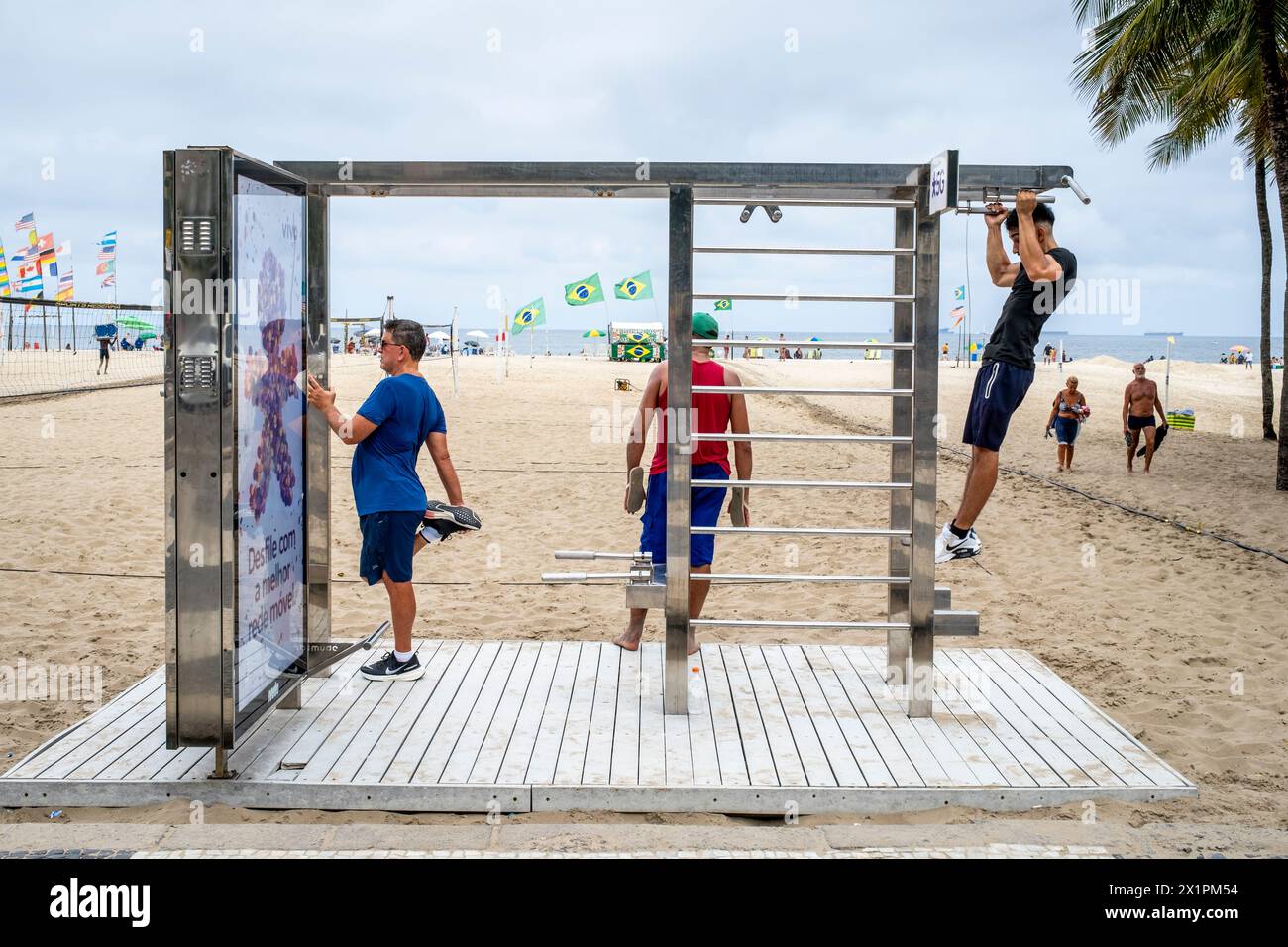 Persone del posto che si allenano in una stazione di allenamento sulla spiaggia di Copacabana, Rio de Janeiro, Brasile. Foto Stock