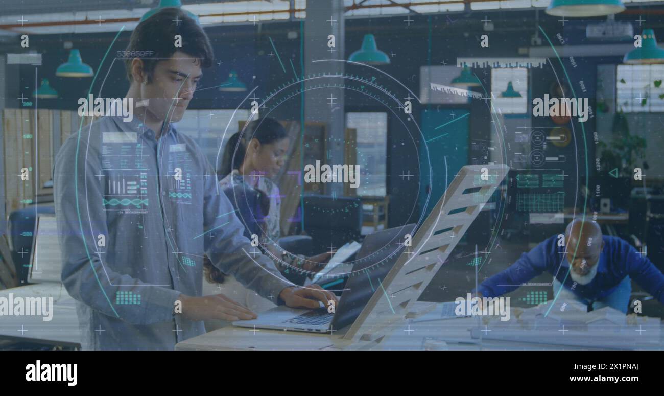 Team diversi che lavorano su computer in un ufficio high-tech Foto Stock