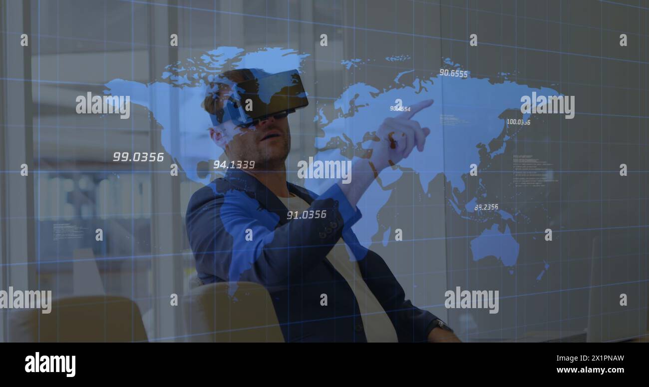 L'uomo bianco di mezza età con visore VR punta ai dati digitali Foto Stock