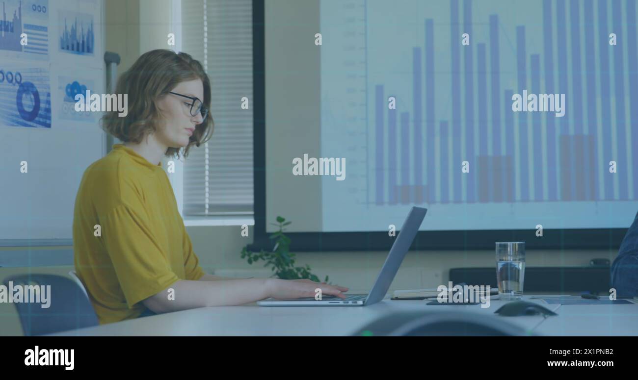 Professionista maschile caucasico che utilizza un computer portatile in ufficio Foto Stock