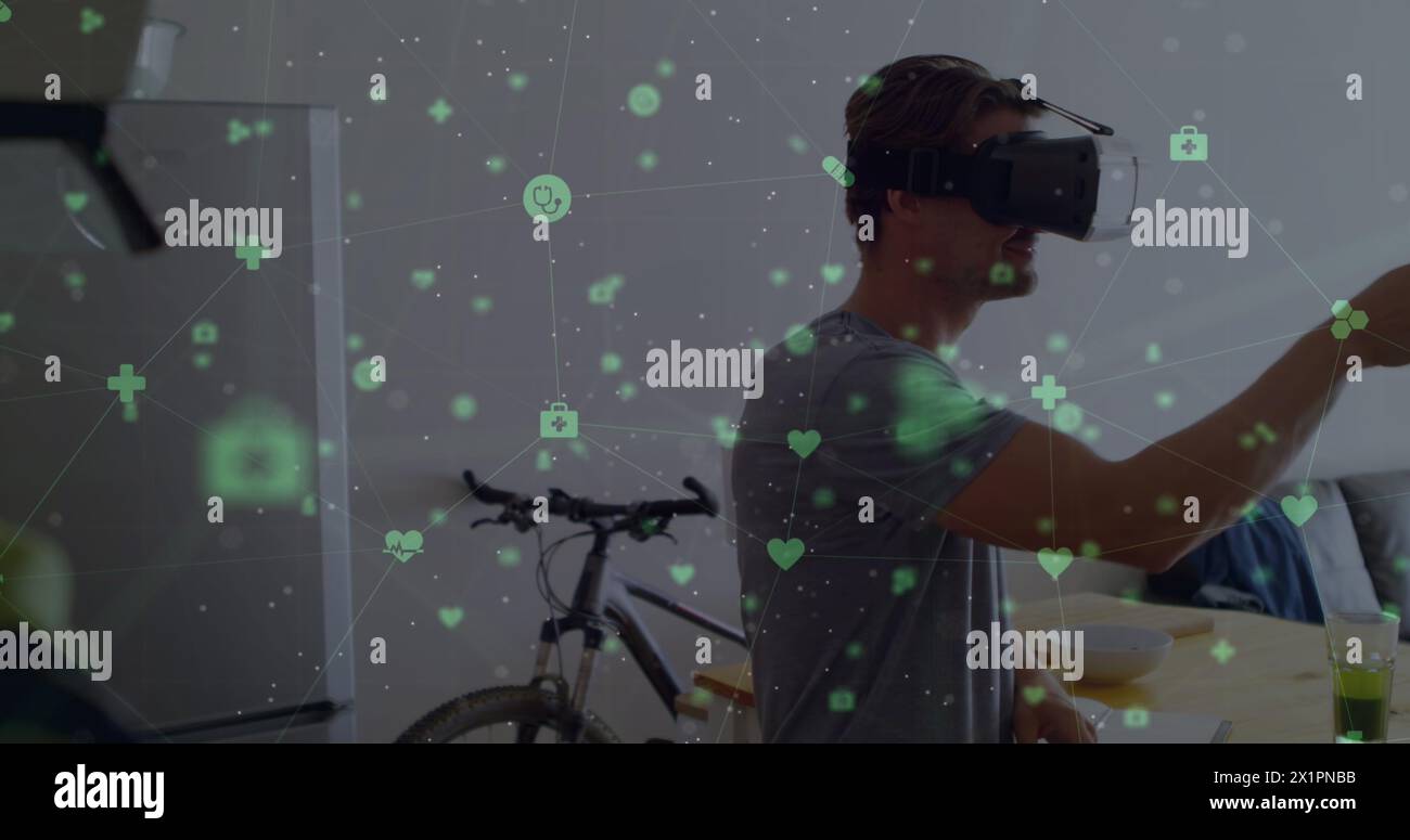 Uomo caucasico che indossa un visore per la realtà virtuale, in grado di raggiungere Foto Stock