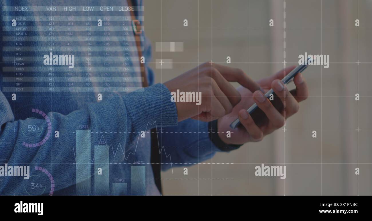 Un giovane adulto birazziale che indossa un maglione blu utilizza uno smartphone Foto Stock