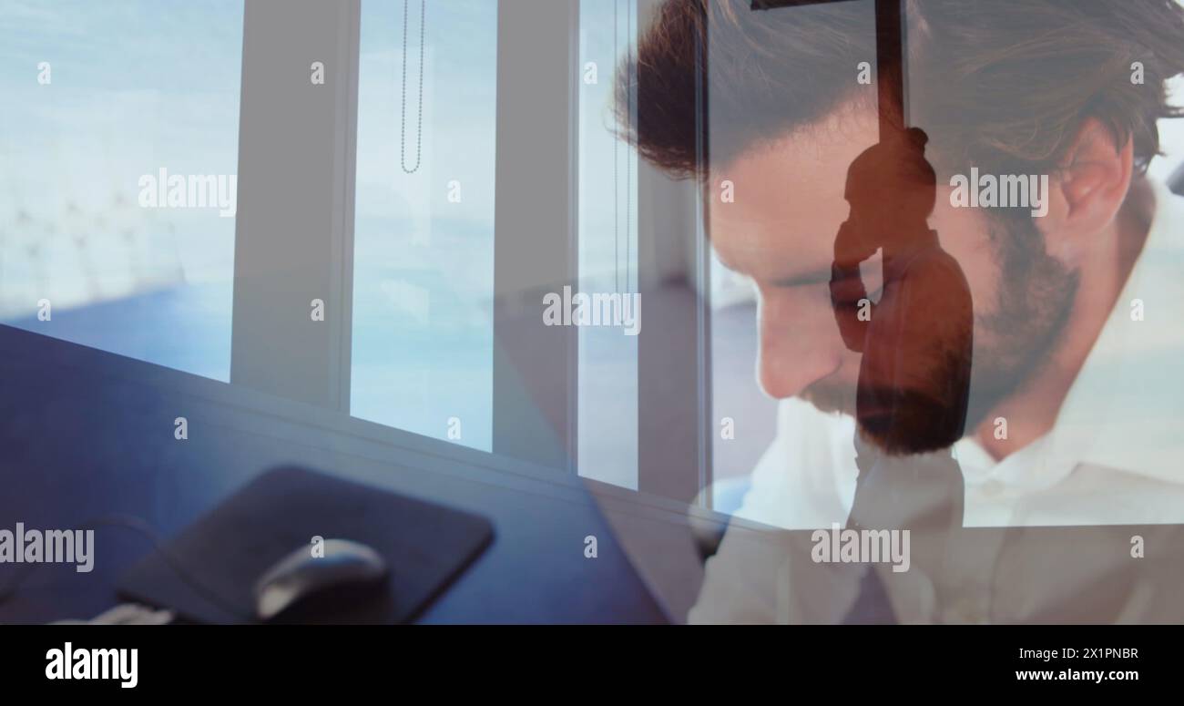 Amico maschio caucasico che lavora su un laptop, indossa una camicia bianca Foto Stock