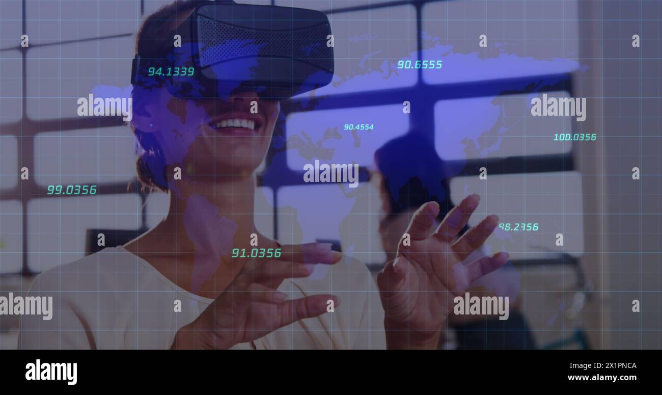 Donna caucasica che indossa un visore VR e interagisce con i dati virtuali Foto Stock