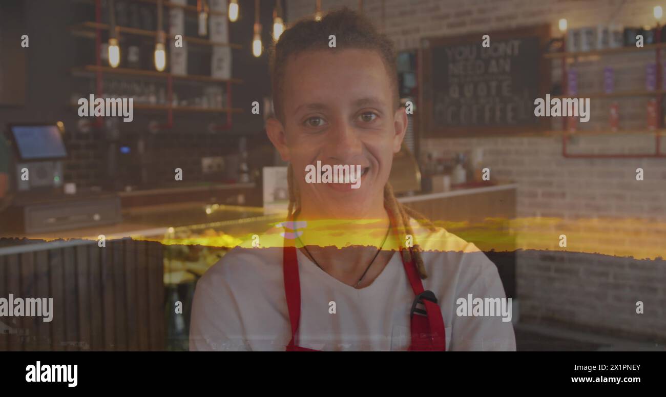 Un giovane dipendente birazziale è in piedi in un bar Foto Stock