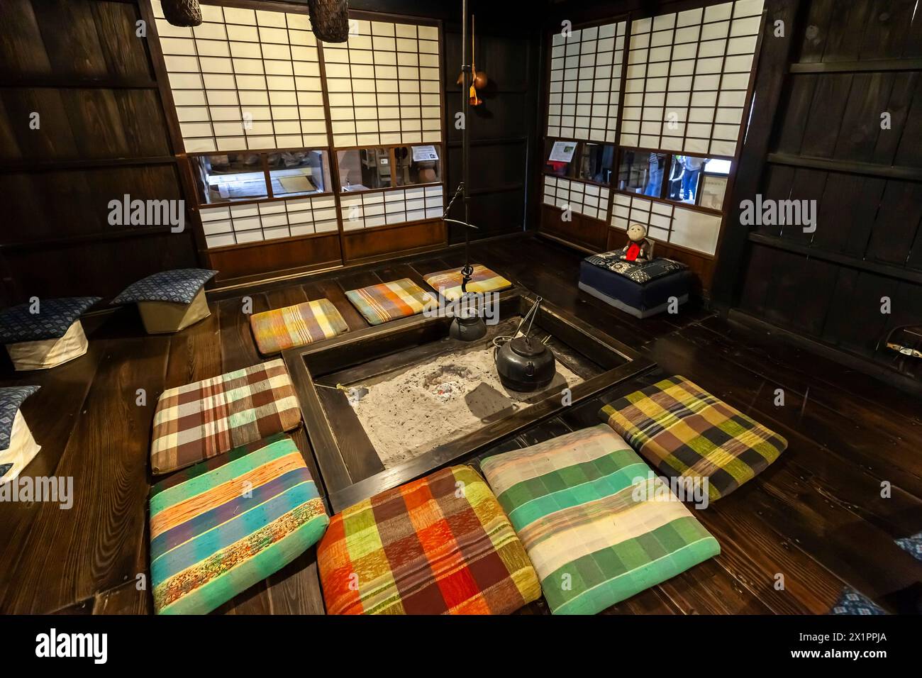 Parco tono Denshoen, museo locale, fattoria tradizionale a forma di L, stanza in legno con focolare, tono City, Iwate, Tohoku, Giappone, Asia orientale, Asia Foto Stock
