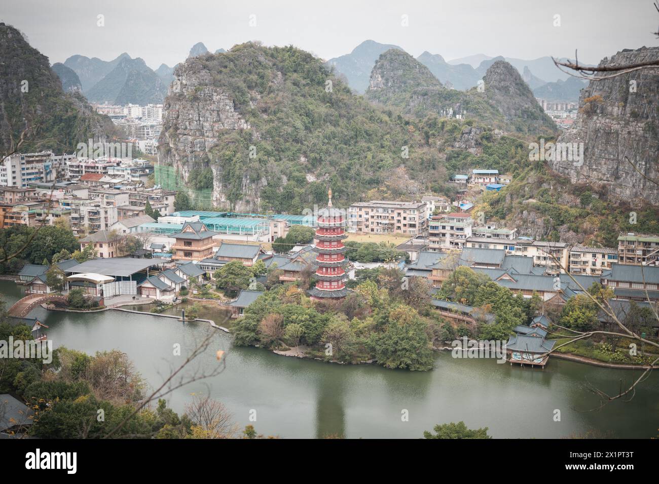 Guarda la città di Guilin nel sud della Cina. Atmosfera tranquilla al mattino. Antica Pagoda al centro del quadro. Foto Stock