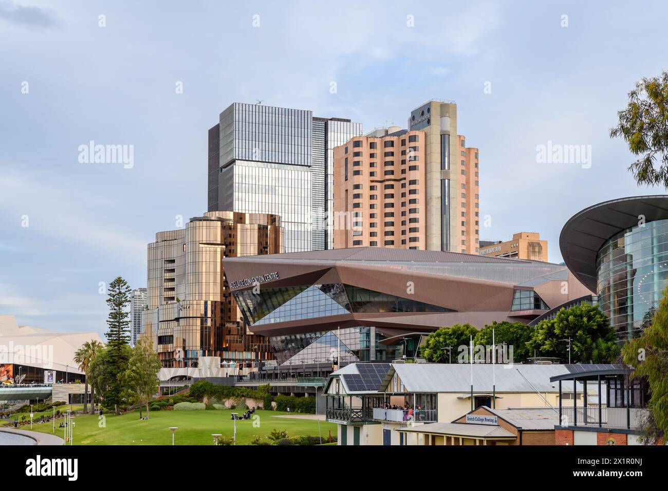 Adelaide, Australia meridionale - 26 gennaio 2024: Skyline del CBD di Adelaide con il nuovo Festival Plaza, il casinò Skycity e il centro convegni di Adelaide Foto Stock