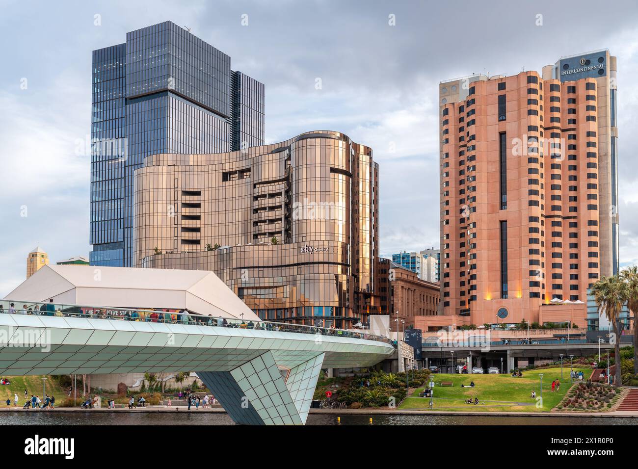 Adelaide, Australia meridionale - 26 gennaio 2024: Skyline del CBD di Adelaide con il nuovo Festival Plaza, il casinò Skycity e il centro convegni di Adelaide Foto Stock