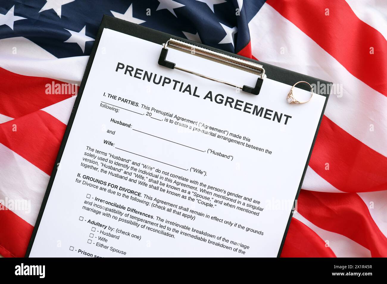 Accordo prematrimoniale e fede nuziale sul tavolo. Processo di documentazione pre-coniugale negli Stati Uniti da vicino Foto Stock
