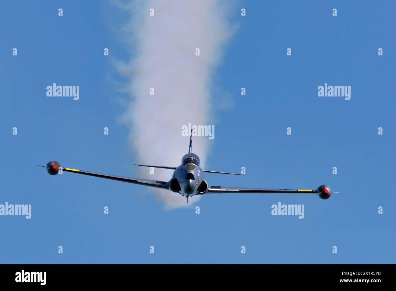 Ammira gli spettacoli aerei T-33 Shooting Star of Acemeaker con fumo mentre completa una manovra ad anello. Foto Stock