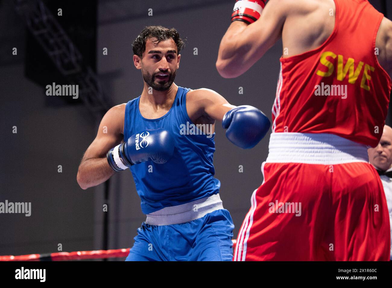 Pueblo, Colorado, Stati Uniti. 17 aprile 2024. Harris Akbar della Gran Bretagna (Blue) sconfigge Kevin Scott della Svezia in un match preliminare maschile di 71 kg. Crediti: Casey B. Gibson/Alamy Live News Foto Stock