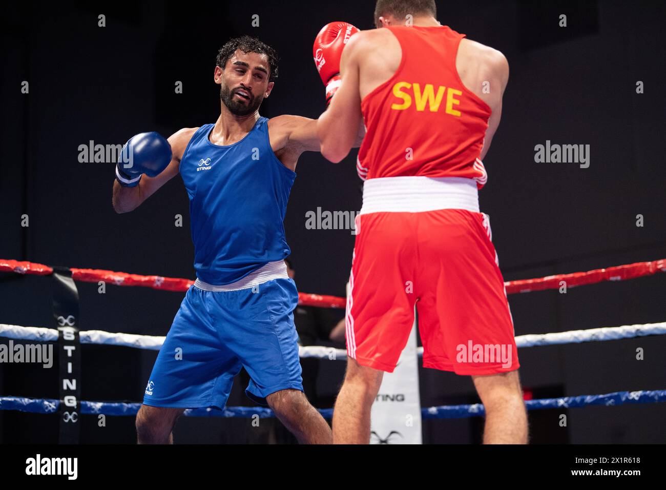 Pueblo, Colorado, Stati Uniti. 17 aprile 2024. Harris Akbar della Gran Bretagna (Blue) sconfigge Kevin Scott della Svezia in un match preliminare maschile di 71 kg. Crediti: Casey B. Gibson/Alamy Live News Foto Stock