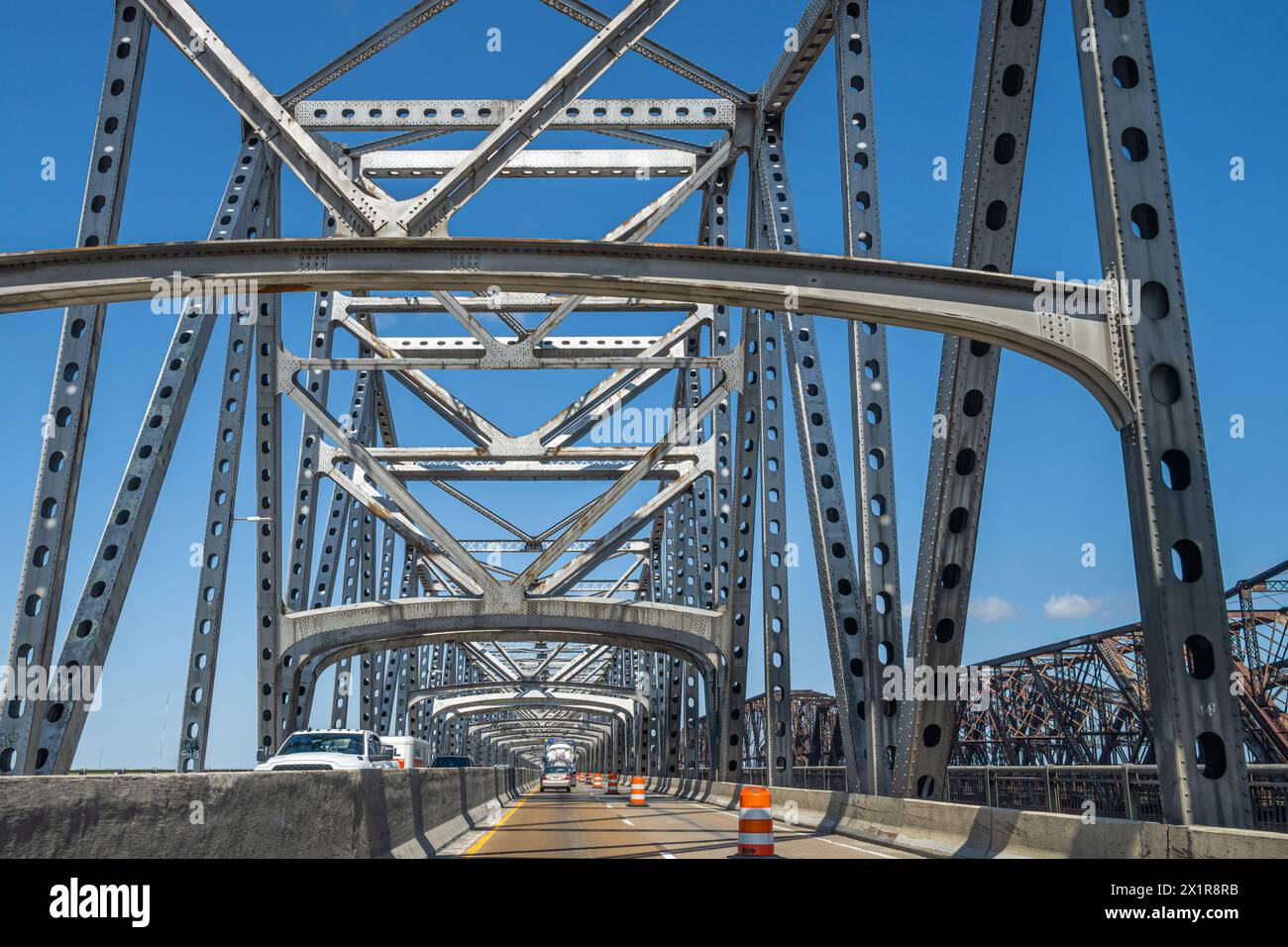 I-55 Mississippi River Bridge (o Memphis-Arklansas Bridge) con ponte parallelo Friso Bridge e Harahan Bridge tra Memphis, Tennessee, e West Memphis, Arkansas. Foto Stock