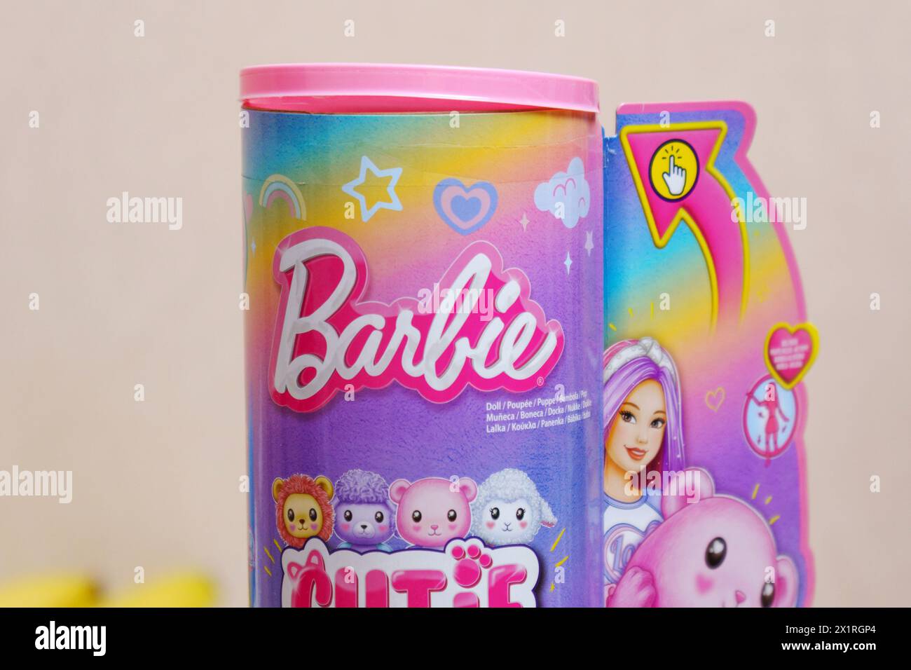Tyumen, Russia - 02 marzo 2024: Prodotto a tema Barbie, con l'iconico logo Barbie in script rosa, immagini dei cartoni animati. Foto Stock