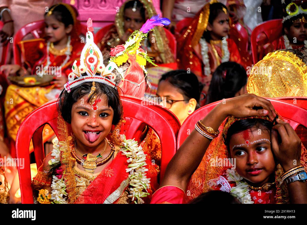 Giovani ragazze sono viste partecipare alla Kumari Puja al tempio Adyapith. Il Kumari Puja è una tradizione indù indiana celebrata principalmente durante la Durga Puja secondo il calendario indù. Kumari descrive una giovane ragazza vergine di età compresa tra 1 e 16 anni che viene adorata dalle loro madri secondo la mitologia indù. Si ritiene che Kumari Puja conceda molte benedizioni ai fedeli e alla bambina. Con questo, i devoti credono che la dea li aiuterà a superare tutti i pericoli della vita e li aiuterà a gestire lo stress e gli ostacoli nella vita. (Foto di Avishek Foto Stock