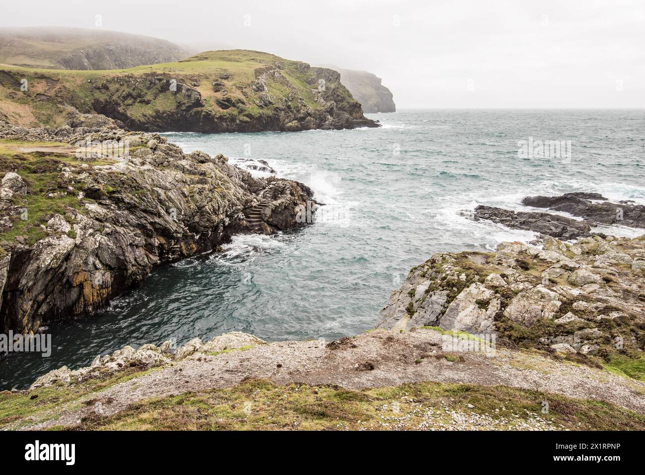 Spettacolare paesaggio sulla punta meridionale dell'Isola di ma, con foche e uccelli marini che riproducono, sepaarto dall'isola principale dal tratto d'acqua di Calf Sound. Foto Stock