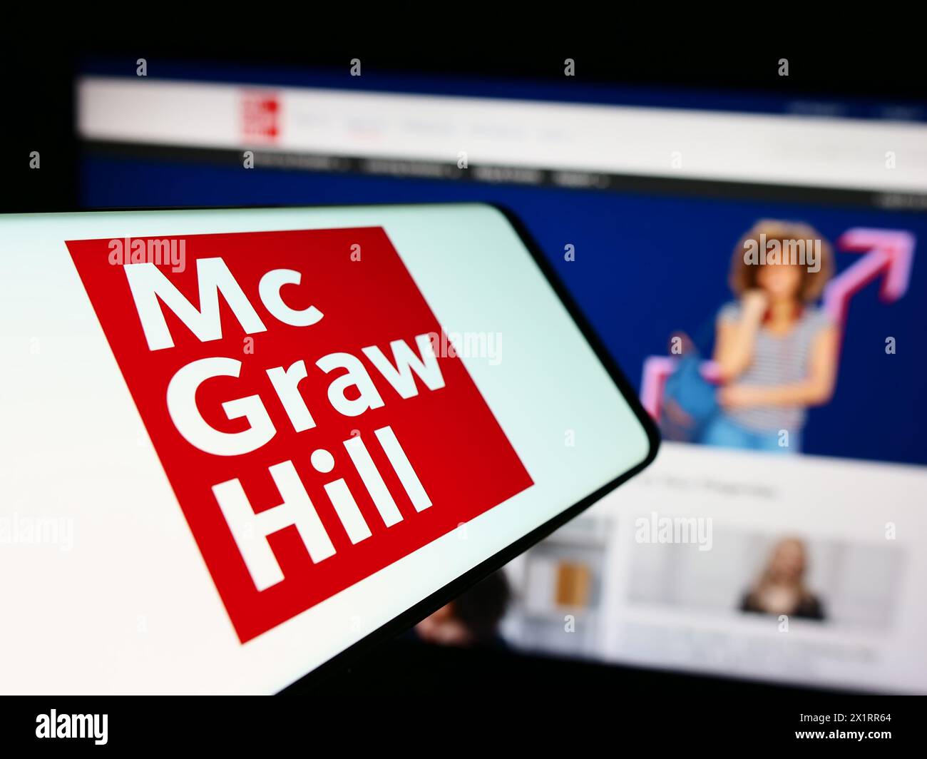 Smartphone con logo della casa editrice americana McGraw Hill LLC davanti al sito Web aziendale. Messa a fuoco al centro del display del telefono. Foto Stock