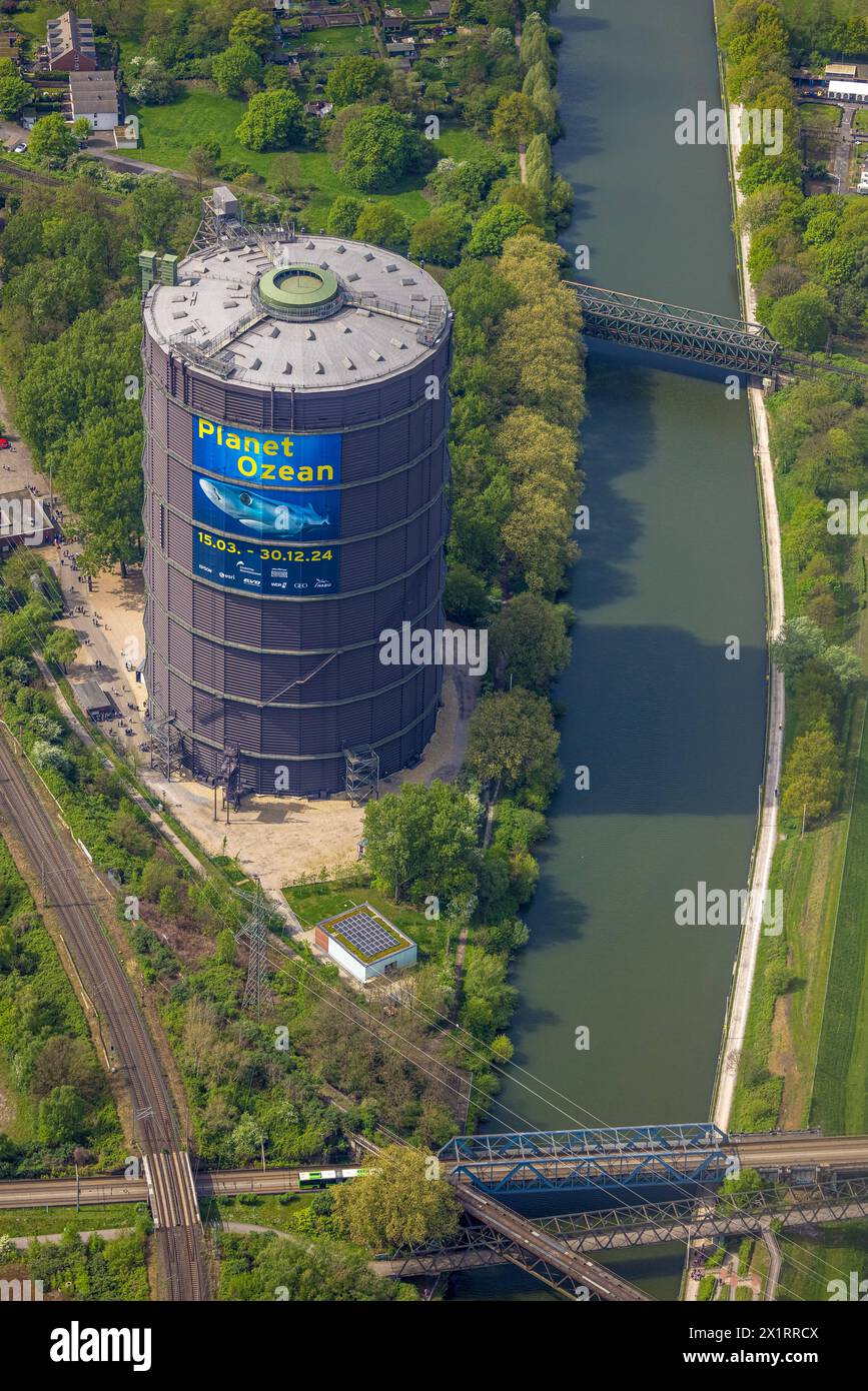 Luftbild, Gasometer mit der Ausstellung Planet Ozean im Westfield Centro Einkaufszentrum am Rhein-Herne-Kanal, Borbeck, Oberhausen, Ruhrgebiet, Nordrhein-Westfalen, Deutschland ACHTUNGxMINDESTHONORARx60xEURO *** Vista aerea, gasometer with the Planet Ocean Exhibition nel centro commerciale Westfield Centro sul canale Rhine Herne, Borbeck, Oberhausen, Ruhr, Renania settentrionale-Vestfalia, Germania ATTENTIONxMINDESTHONORARx60xEURO Foto Stock