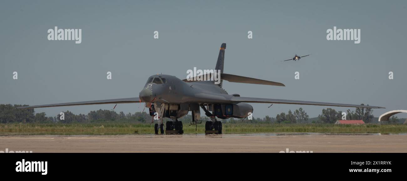 Un B-1B Lancer con il 9th Expeditionary Bomb Squadron della Dyess Air Force base, Texas, si prepara ad atterrare dopo una missione a supporto di Bomber Task Foto Stock