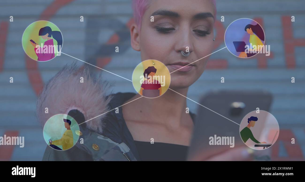 Collega caucasica con capelli rosa che guarda lo smartphone Foto Stock