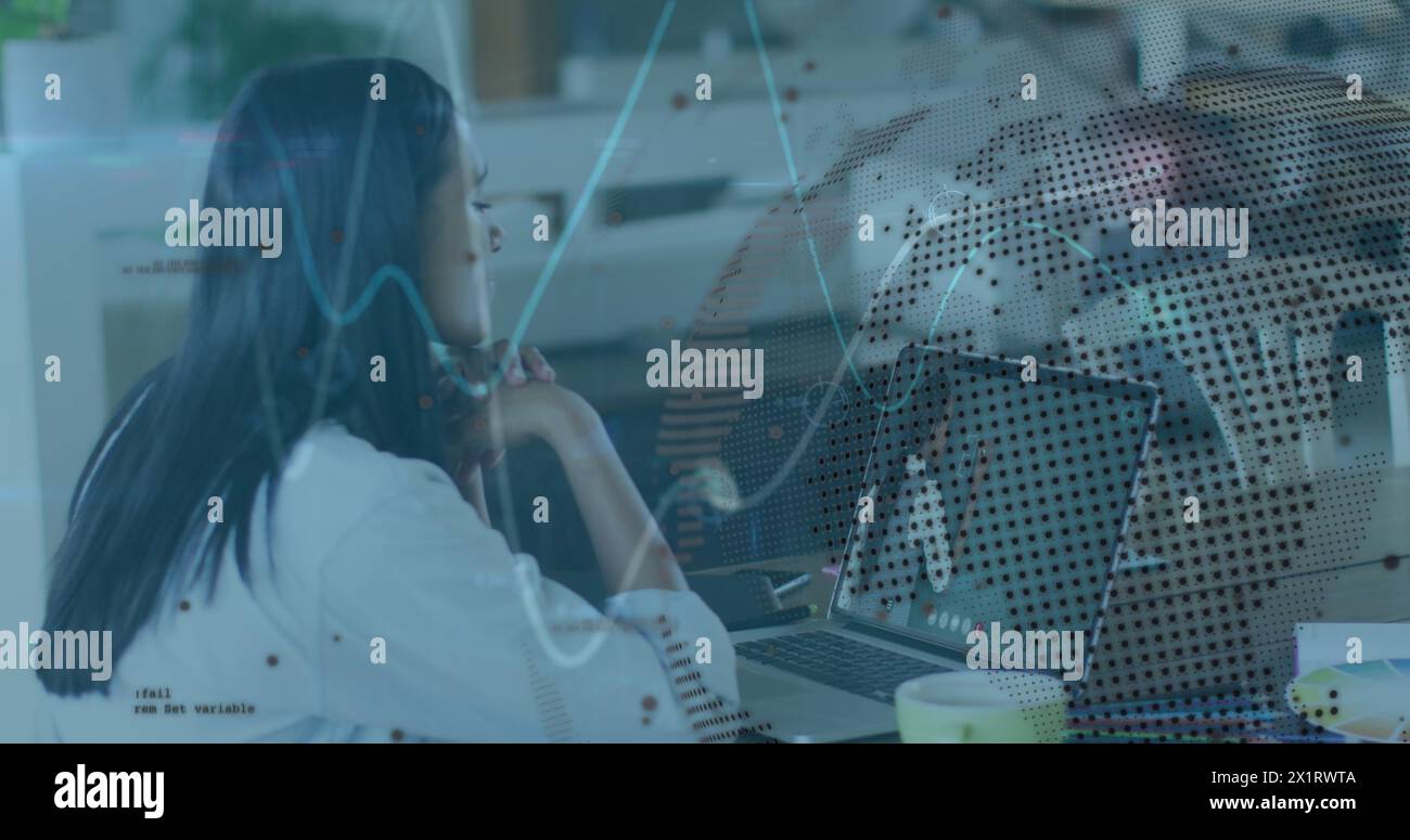 Collega birazziale seduto, guardando lo schermo del computer, pensando Foto Stock