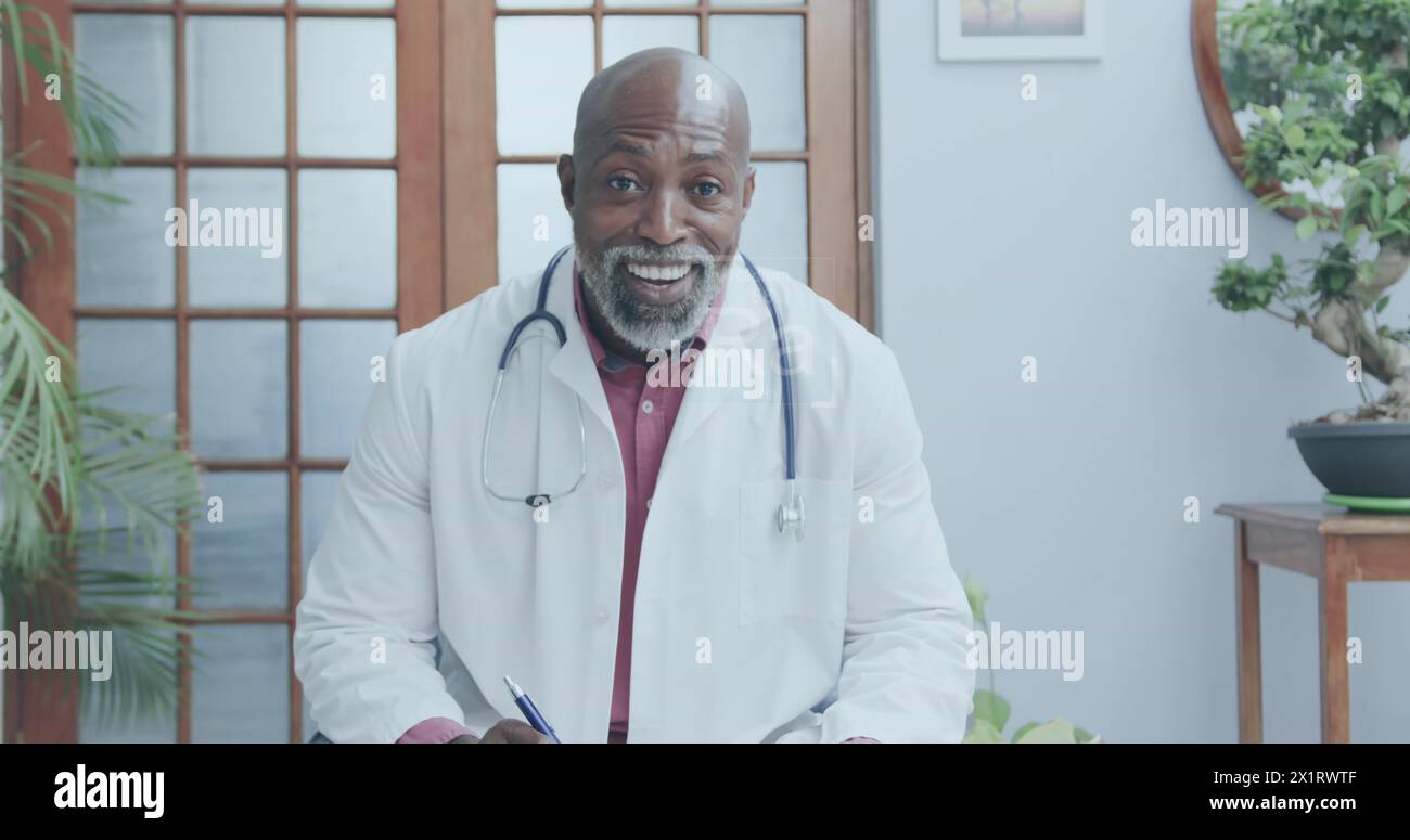 Medico afroamericano in piedi, con la penna in mano, sorridendo alla macchina fotografica Foto Stock