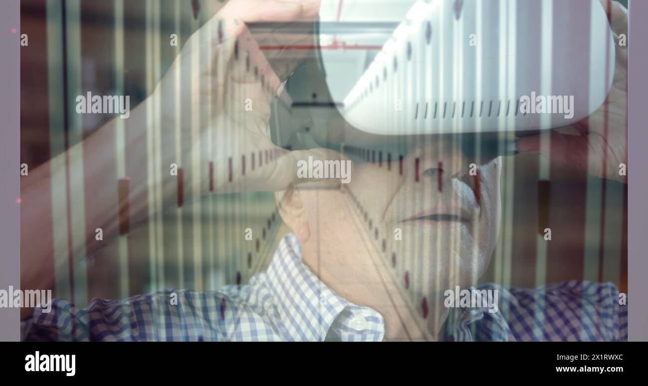 Uomo anziano caucasico con occhiali che guardano lo schermo del computer Foto Stock