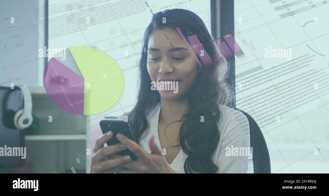 Una giovane analista birazziale junior che tiene lo smartphone, sorridente Foto Stock