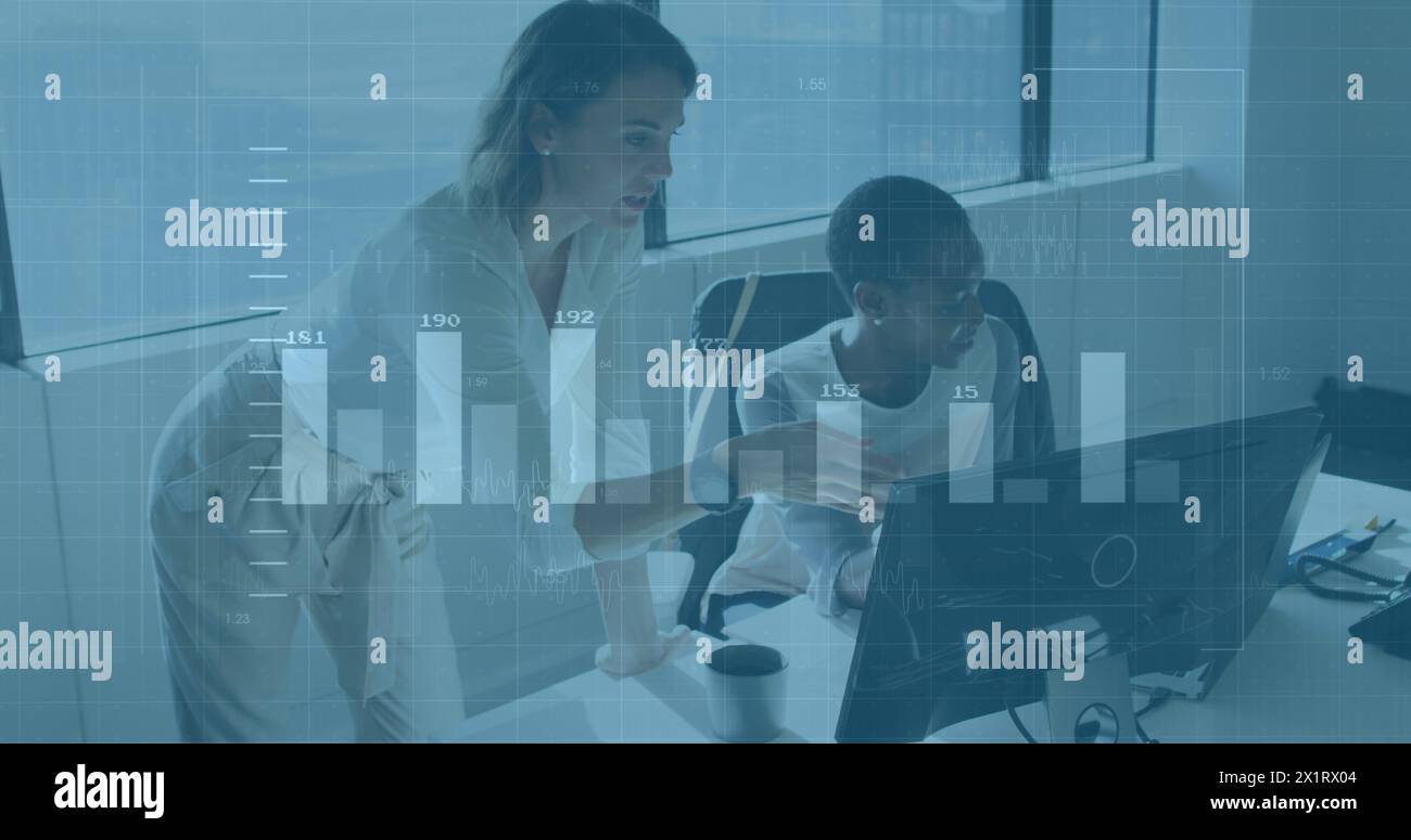 Il team leader nero e lo specialista senior bianco lavorano in un computer Foto Stock