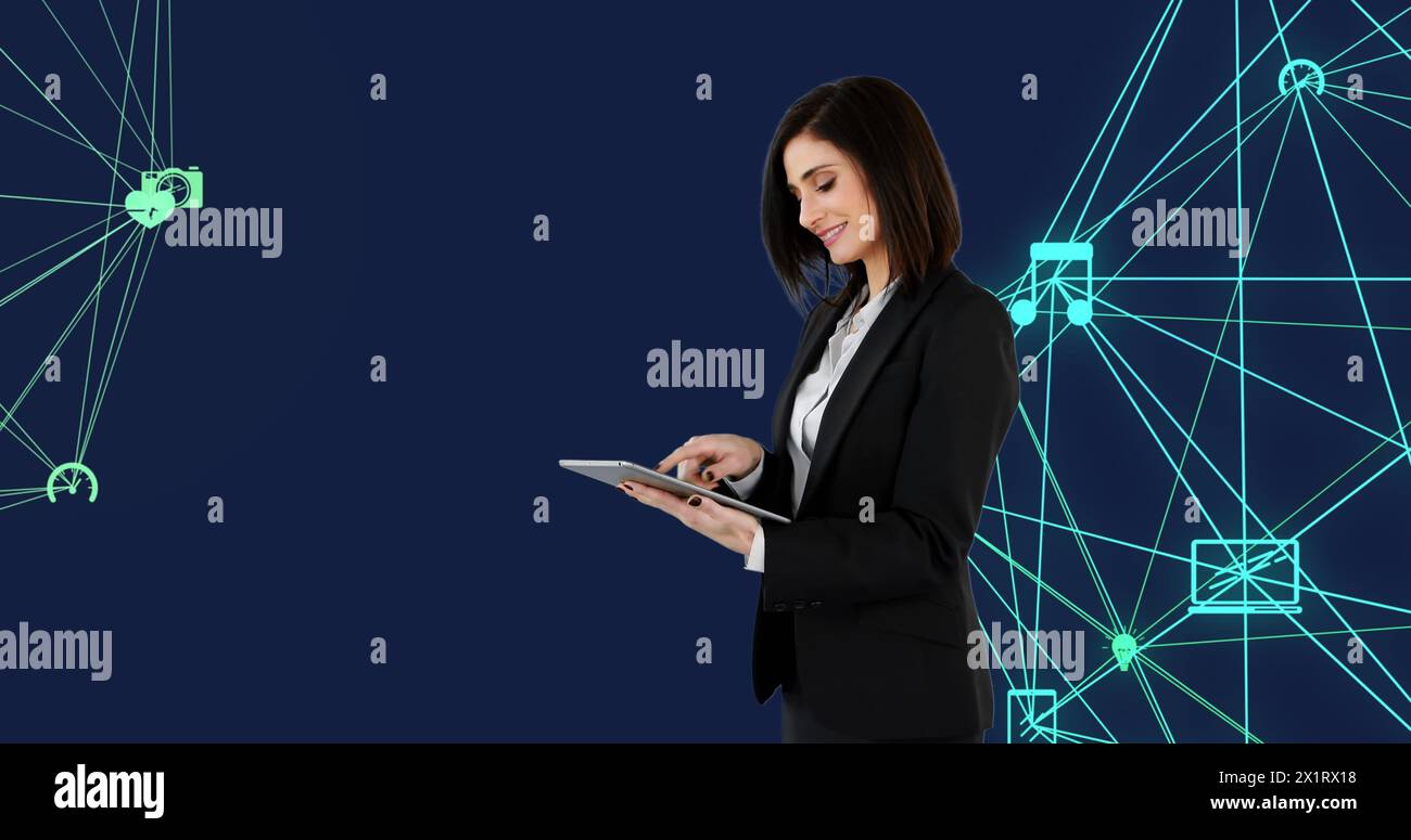 Donna professionista caucasica che utilizza un tablet con interfaccia digitale Foto Stock