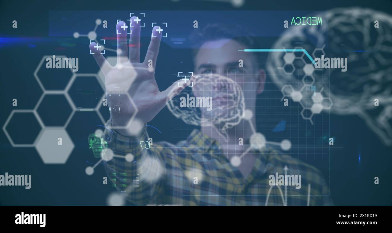 Collega maschio caucasico che indossa una camicia a quadri che interagisce con le interfacce digitali Foto Stock