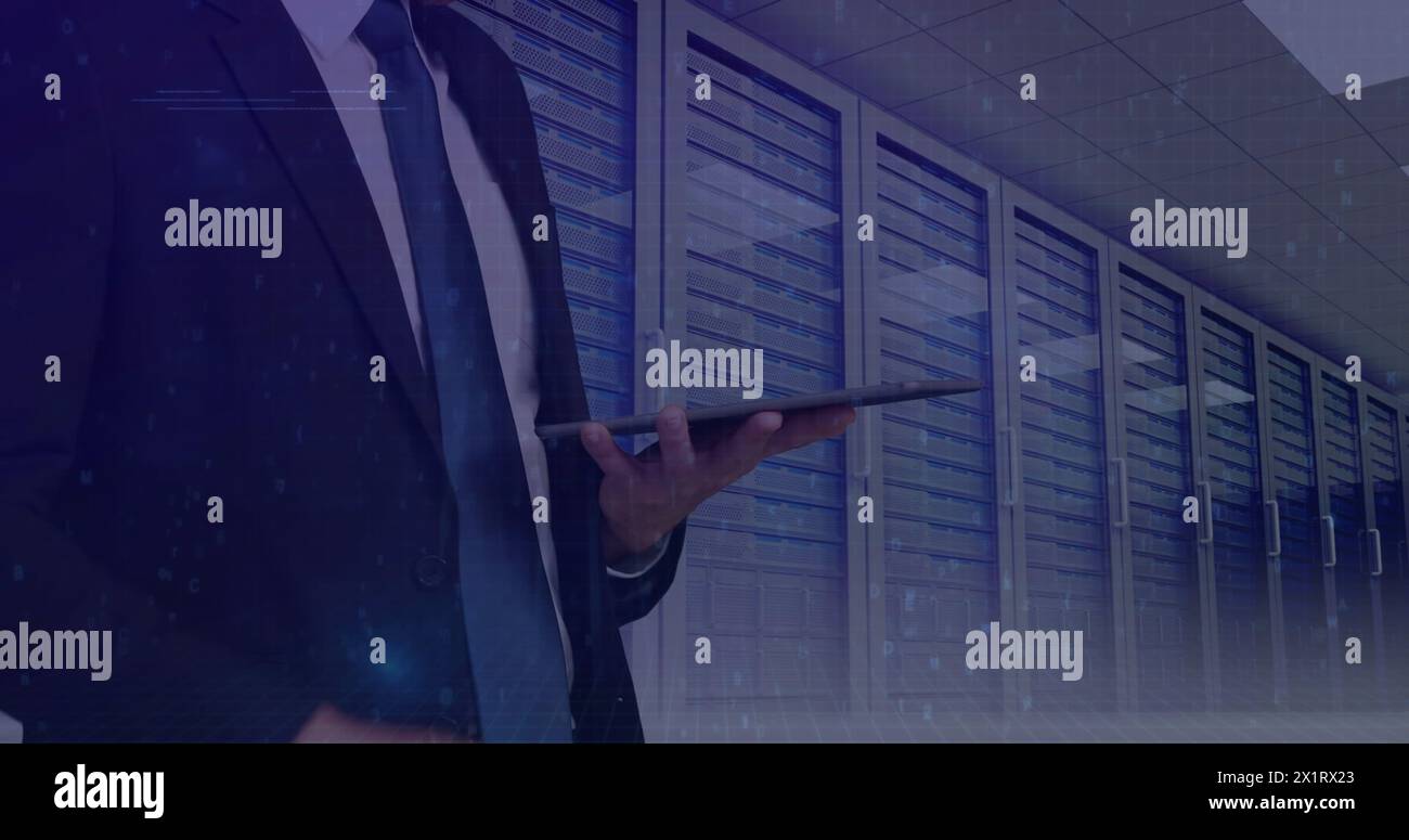 Uomo caucasico di mezza età che tiene un tablet nella sala server Foto Stock