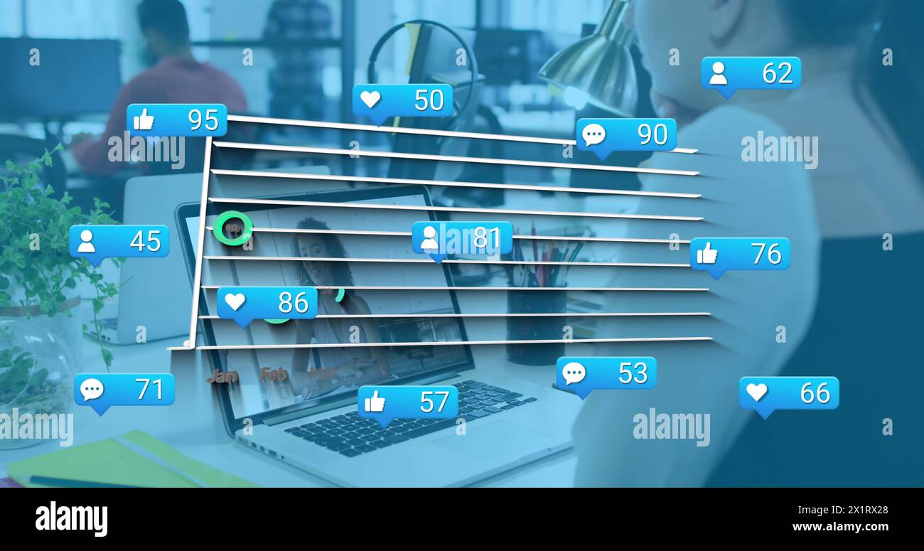 Collega afroamericano con pelle liscia e capelli scuri che lavora su un computer portatile Foto Stock