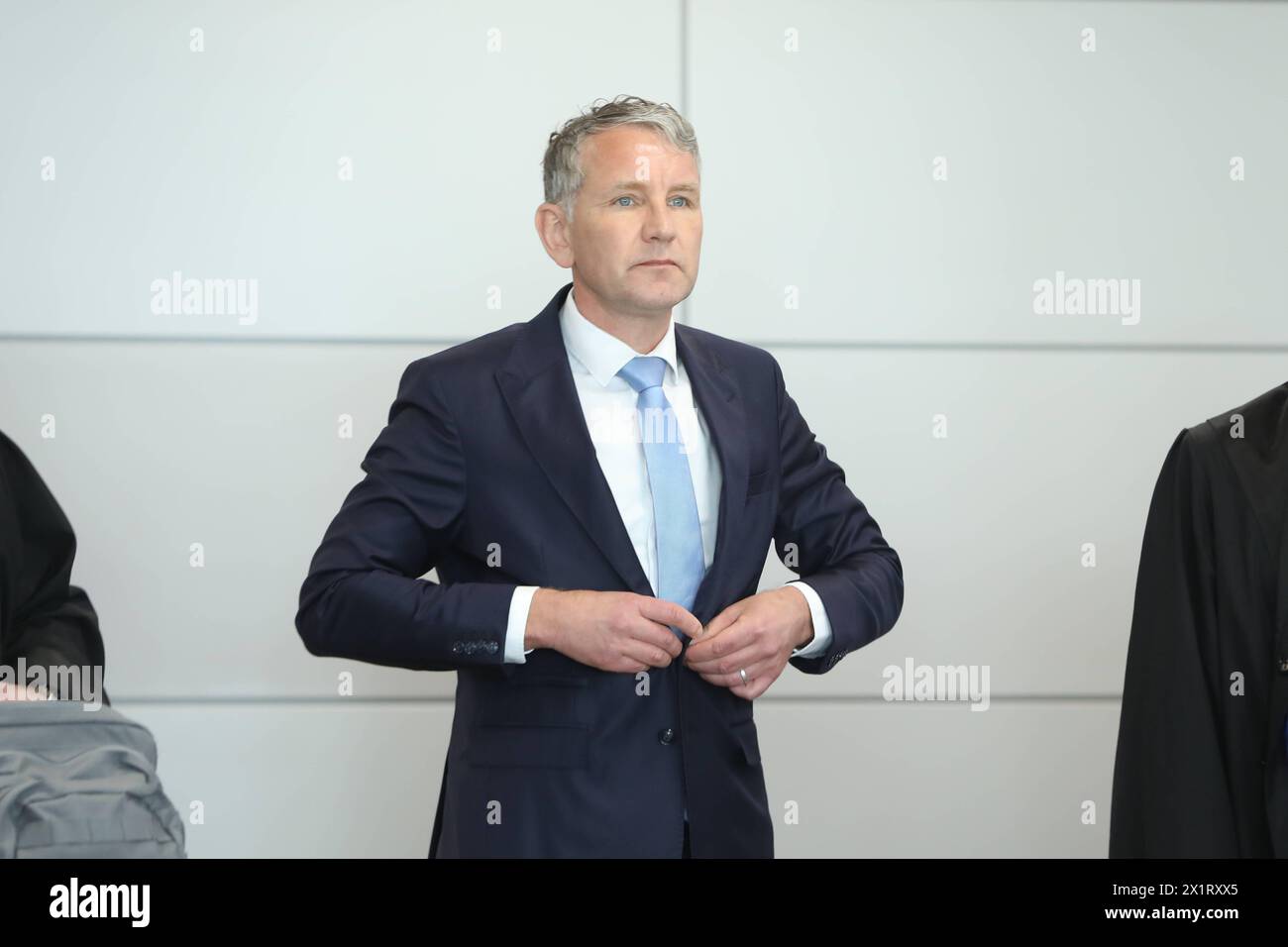 Halle Saale, Sachsen-Anhalt, Deutschland, 18.04.2024: Justizzentrum: Prozess gegen Thüringens AfD-Landeschef Björn Höcke: 1. Verhandlungstag am Landgericht Halle *** Halle Saale , Sassonia-Anhalt, Germania, 18 04 2024 processo del Centro di giustizia contro Thuringias AfD leader dello stato Björn Höcke 1 giorno di processo presso la Corte regionale di Halle Copyright: XdtsxNachrichtenagenturx dts 34647 Foto Stock