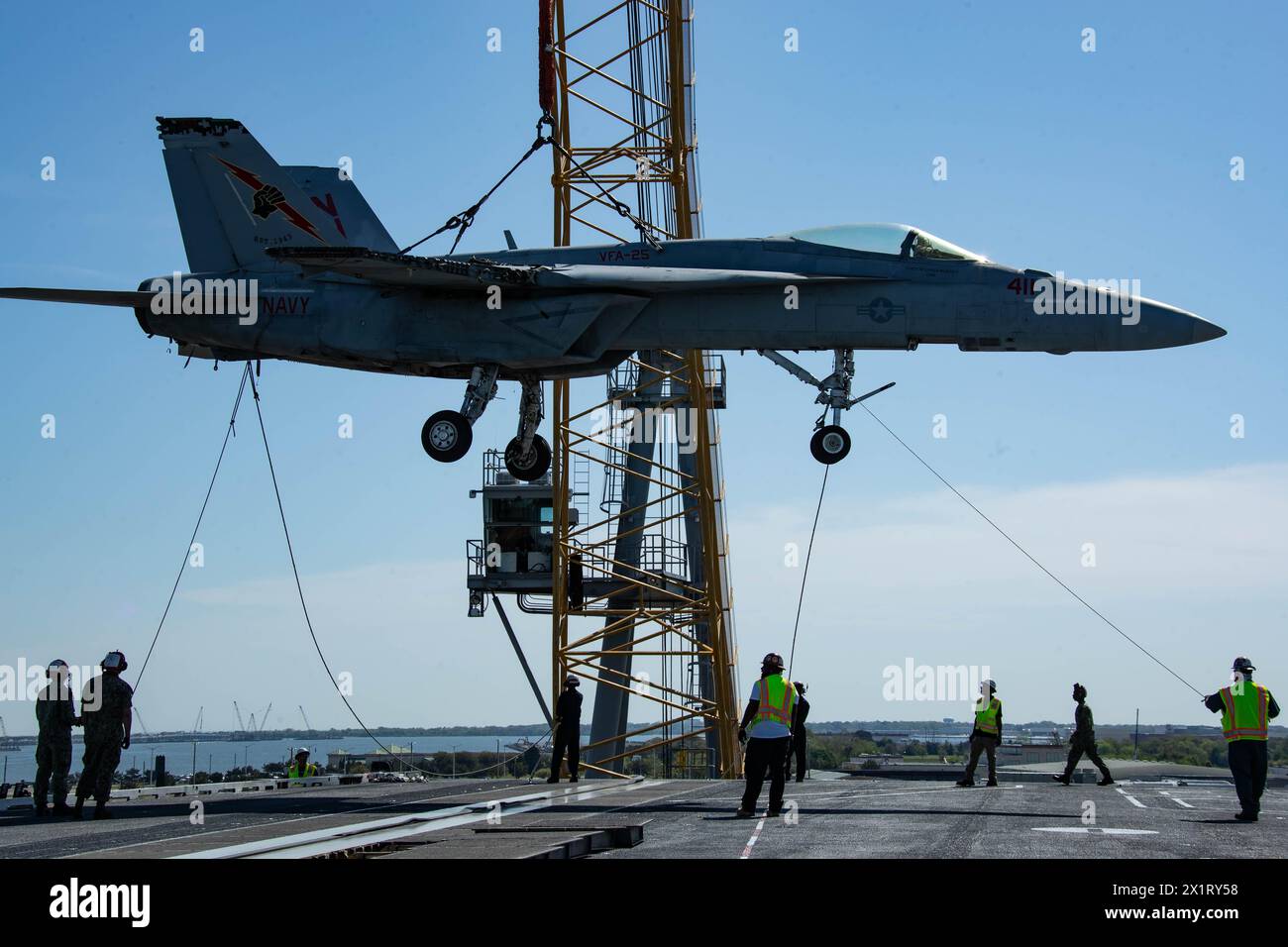 NORFOLK, Virginia (15 aprile 2024) marinai a bordo della più grande portaerei del mondo, la USS Gerald R. Ford (CVN 78) e la Naval Facilities Engineering Syste Foto Stock