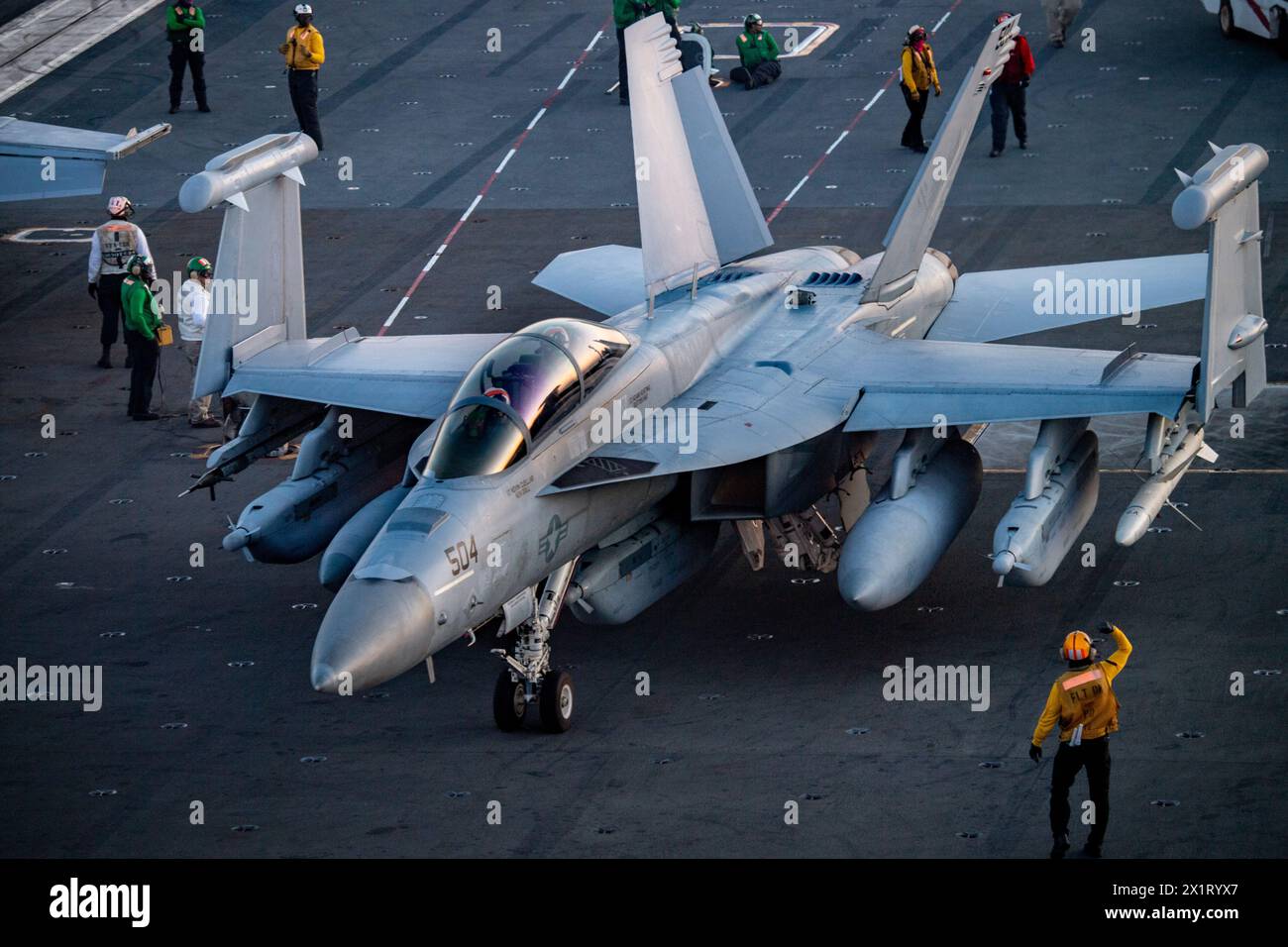 240415-N-TY639-2336 OCEANO ATLANTICO (13 aprile 2024) un e/A-18G Growler, attaccato alla "batteria principale" del Electronic Attack Squadron (VAQ) 144, TRANS Foto Stock