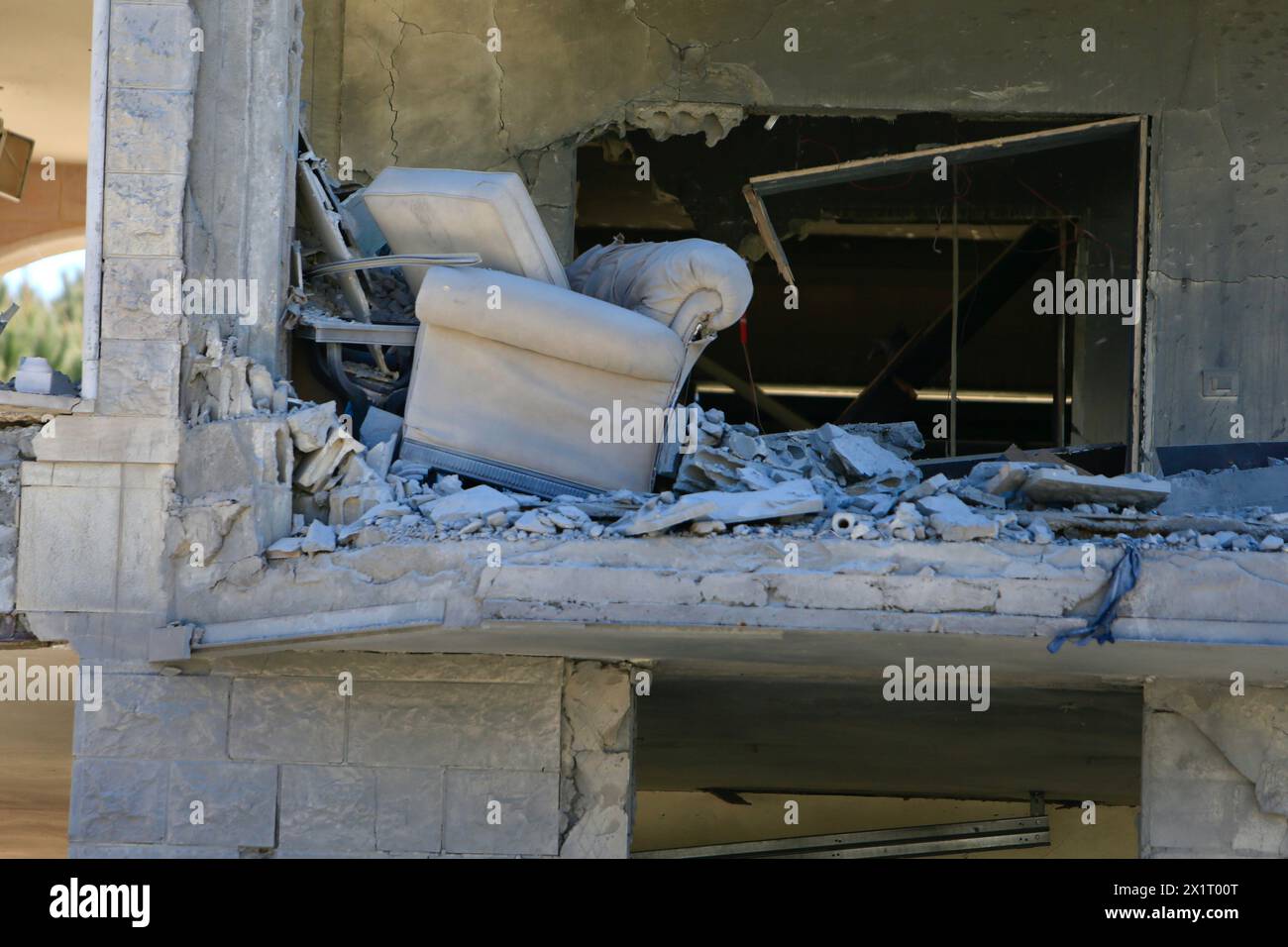 Aalma El Chaeb. 17 aprile 2024. Questa foto scattata il 17 aprile 2024 mostra un edificio distrutto in uno sciopero israeliano ad Aalma El Chaeb, Libano. Un civile è rimasto ferito e diverse case sono state distrutte mercoledì in una serie di attacchi aerei israeliani nelle aree del Libano orientale e meridionale, fonti militari libanesi hanno detto a Xinhua. Crediti: Ali Hashisho/Xinhua/Alamy Live News Foto Stock